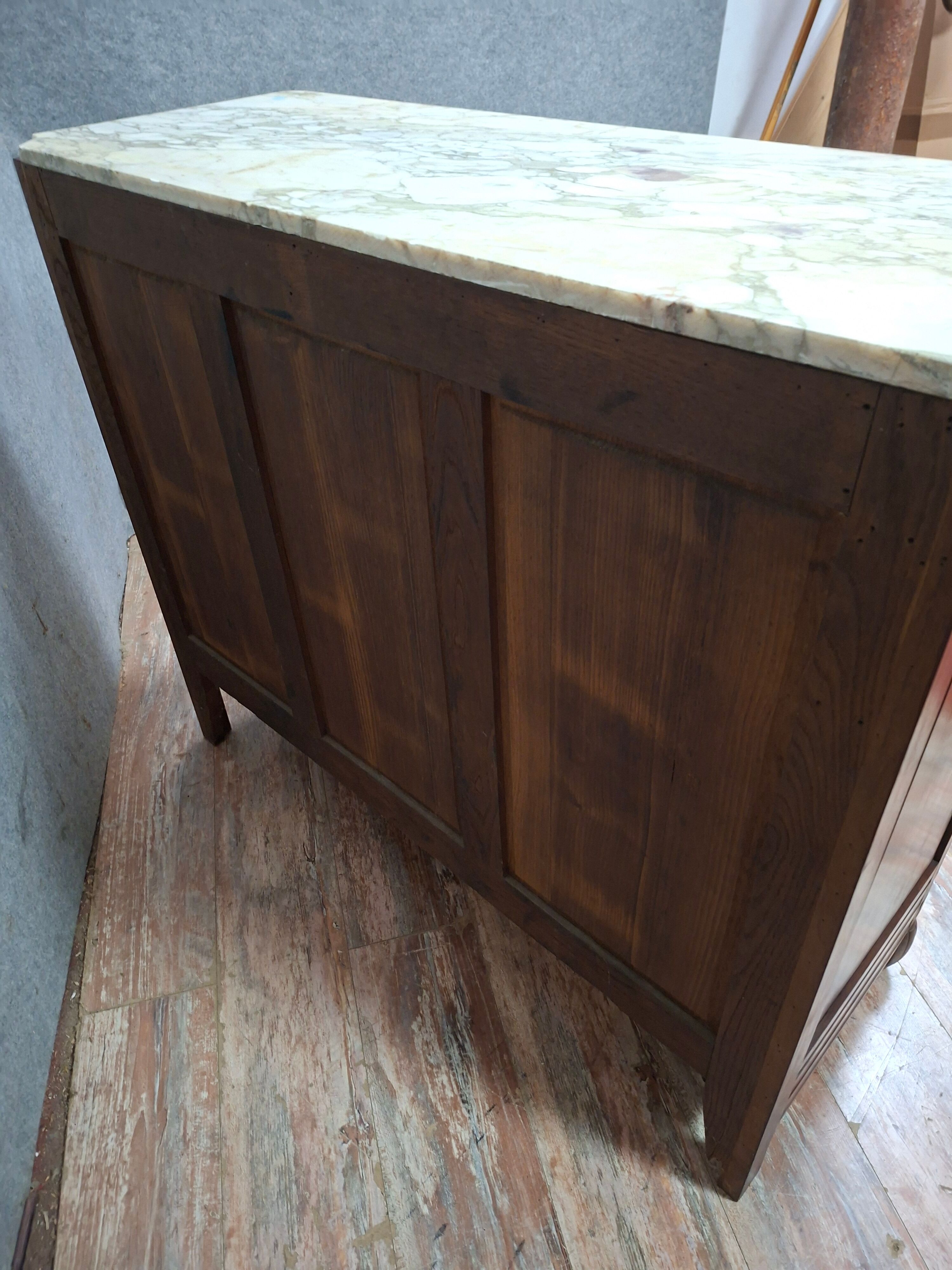 Buffet Art Déco en noyer sculpté et marbre – vers 1930