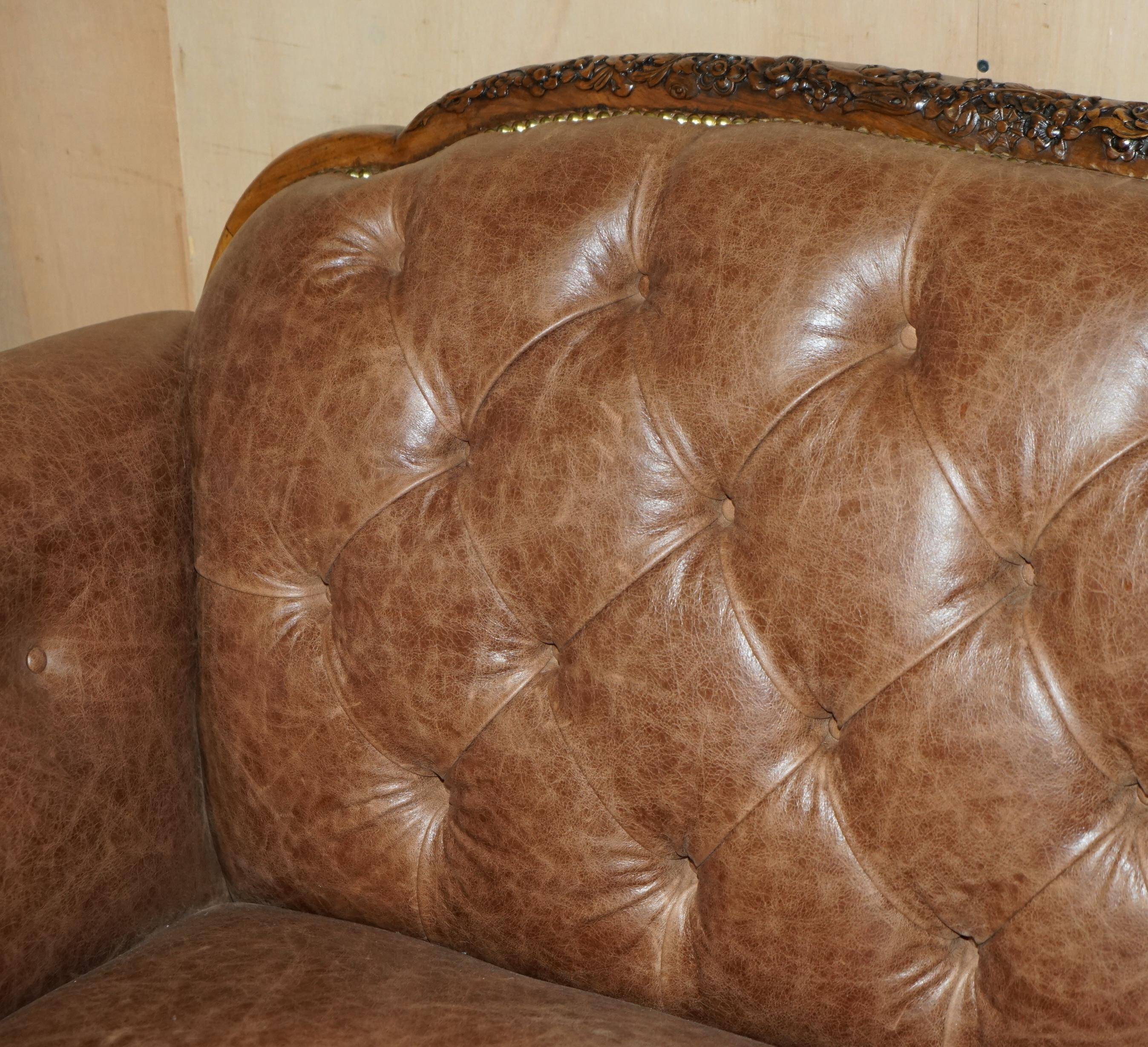 Chesterfield Regency 1810 antique canapé restored in leather with a carved frame.