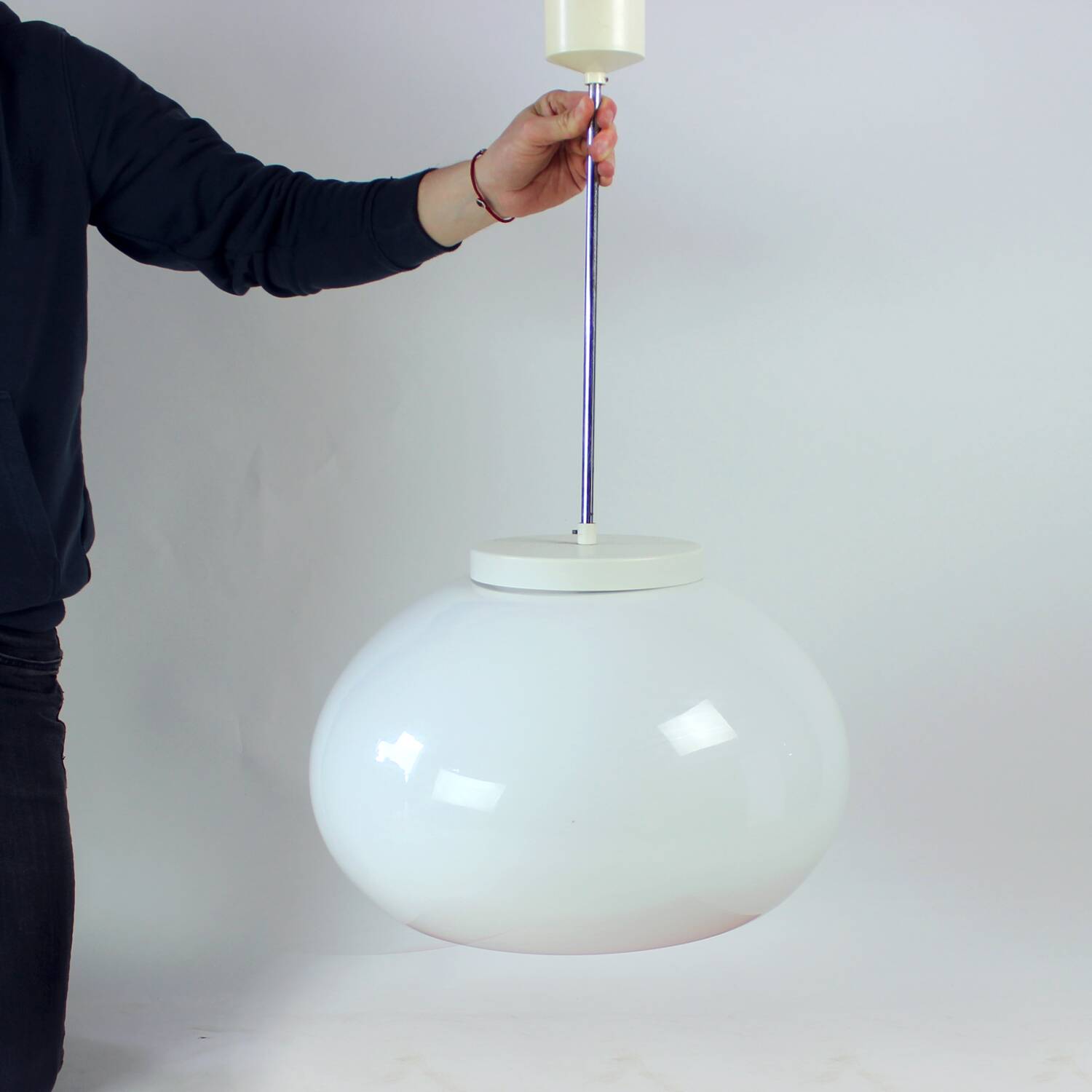 Grand plafonnier en opaline blanche, Tchécoslovaquie, années 1960