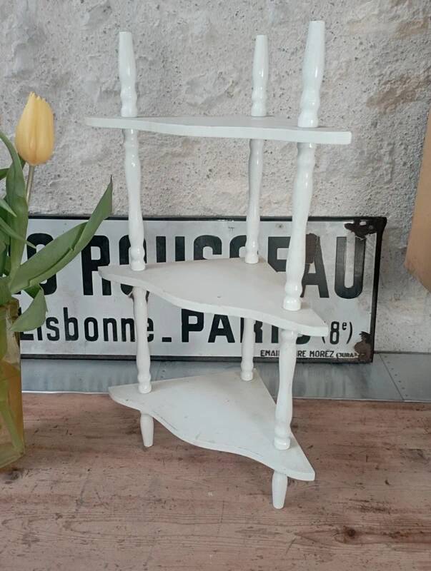 White lacquered corner shelf.