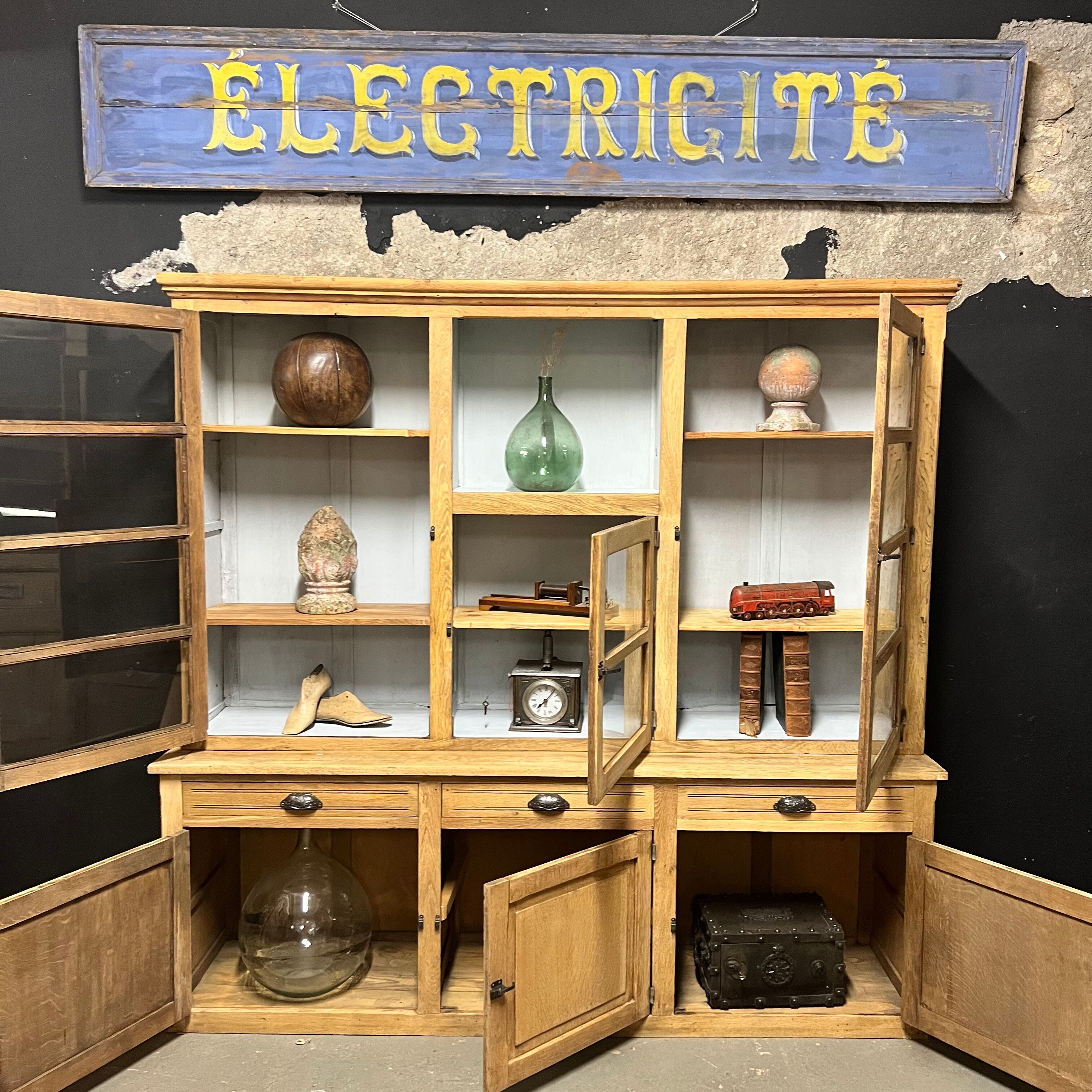 Meuble de pharmacie en chêne 1950