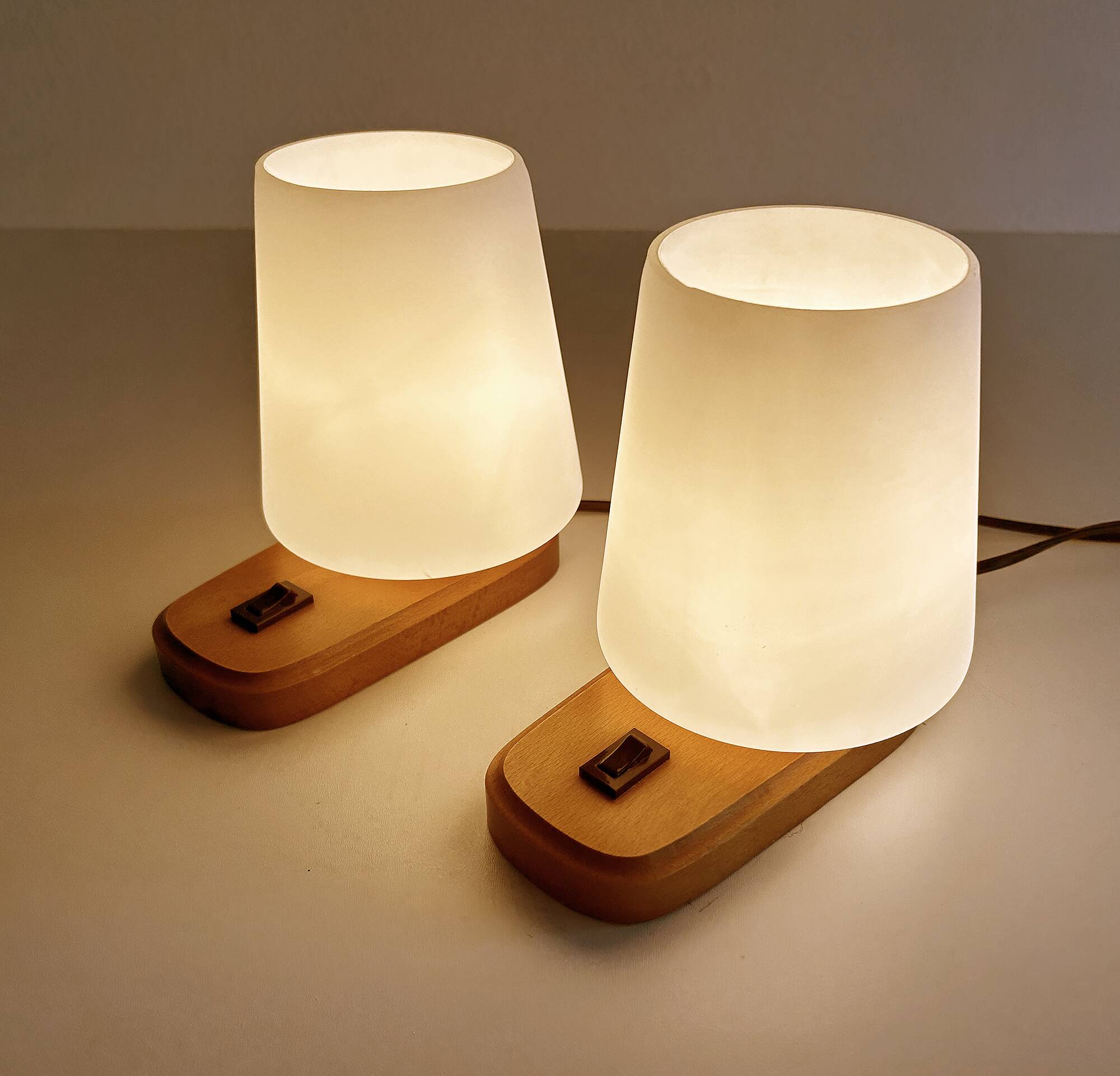 Paire de lampes scandinaves vintage, bois et verre