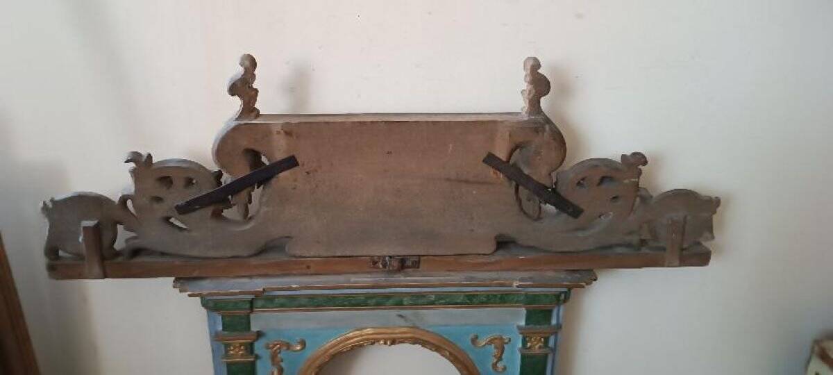 Fronton ancien en bois doré et sculpté du XIXe siècle