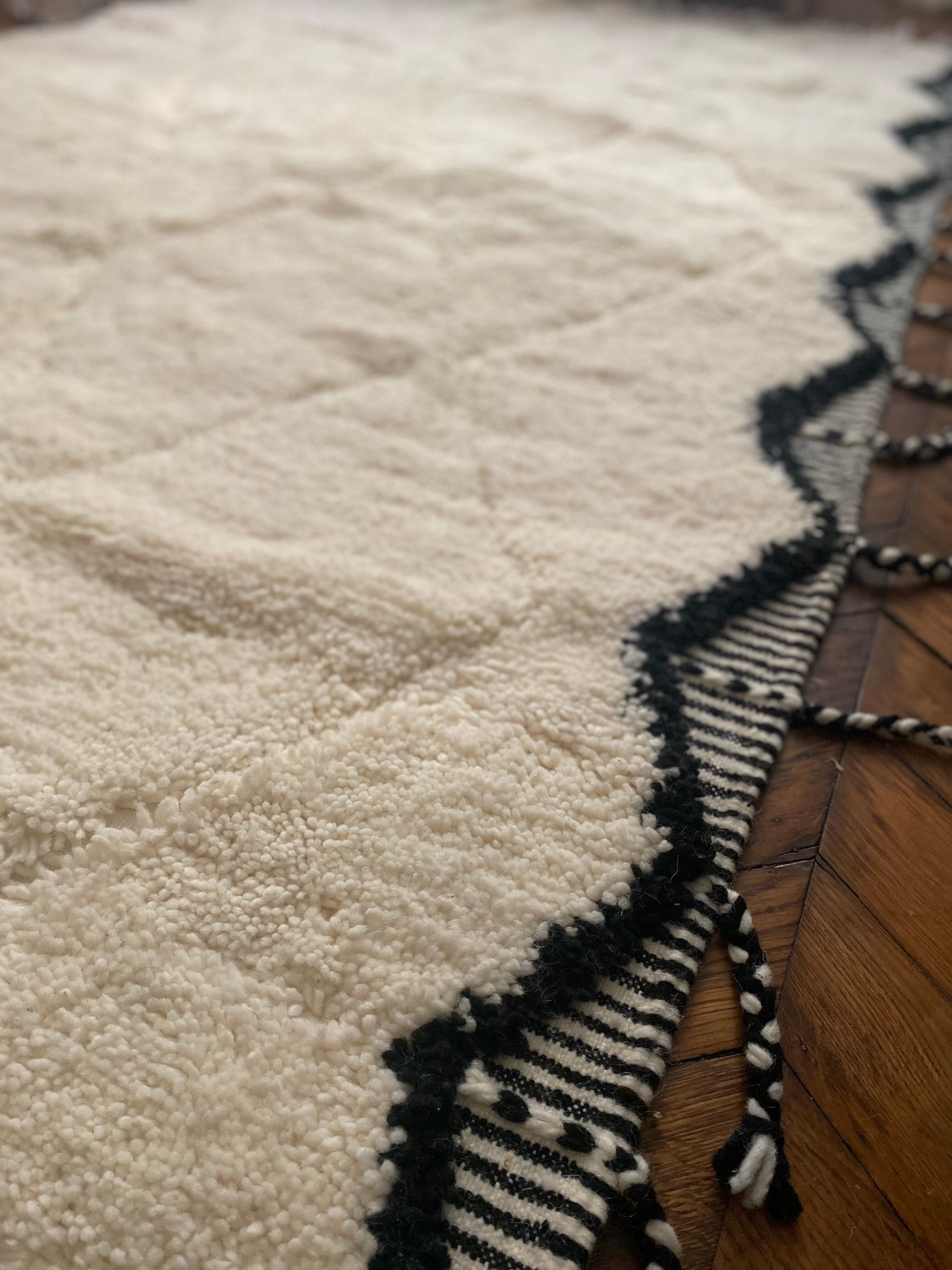 Moroccan Berber carpet beni Ouarain zanafi white and black diamonds 160x250cm