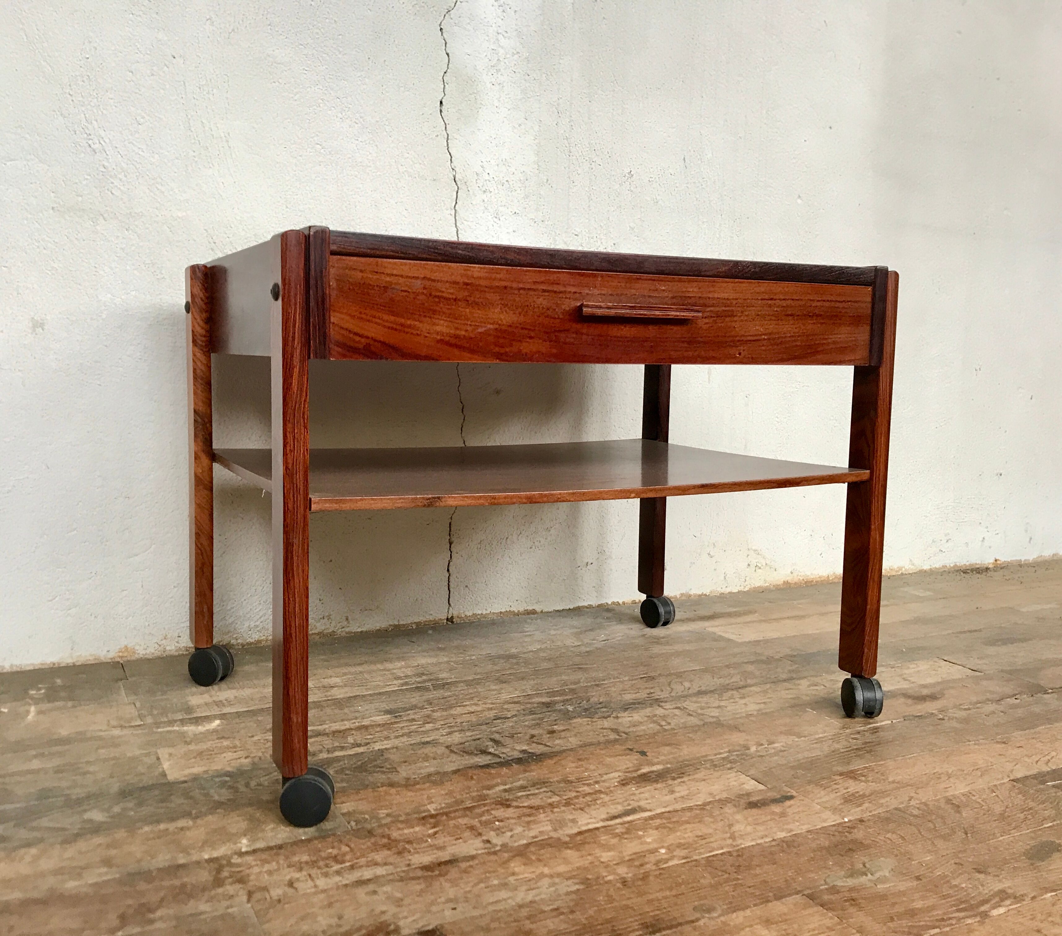 Meuble vintage - scandinave en palissandre sur roulette 1960