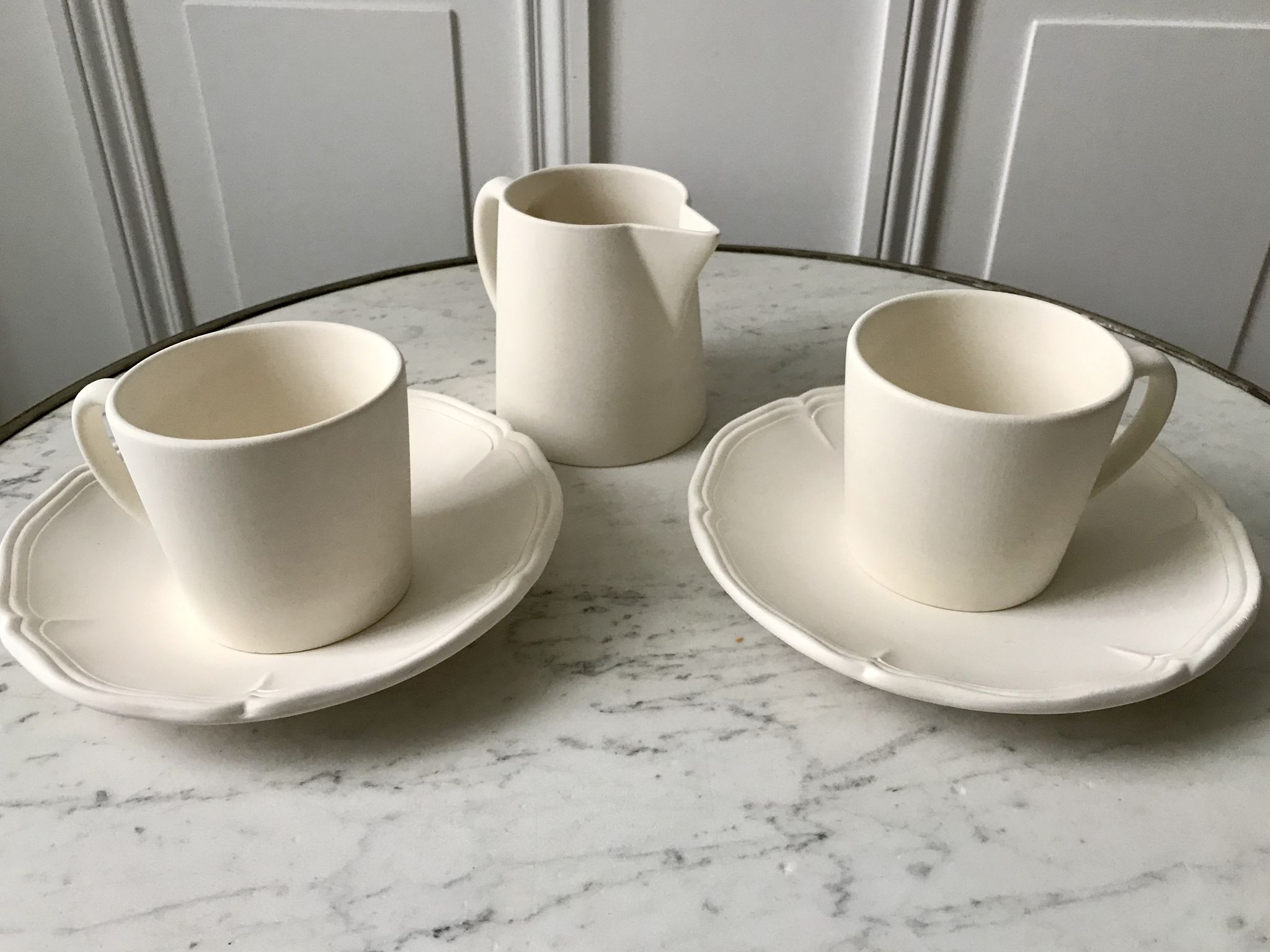 Duo de tasses à café et un sucrier longchamp en biscuit années 80
