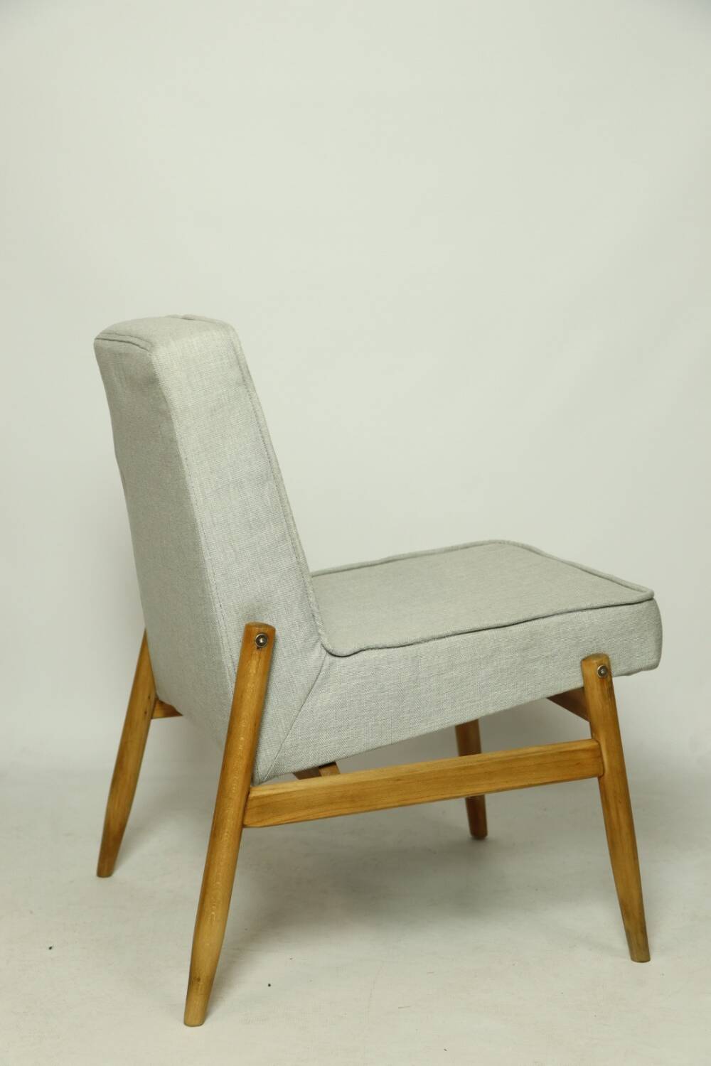 Fauteuil moderne en bois design scandinave gris clair 1970 rénové bois naturel chaise de salon
