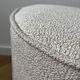 Pouf rond avec franges en bas, en bouclée crème.