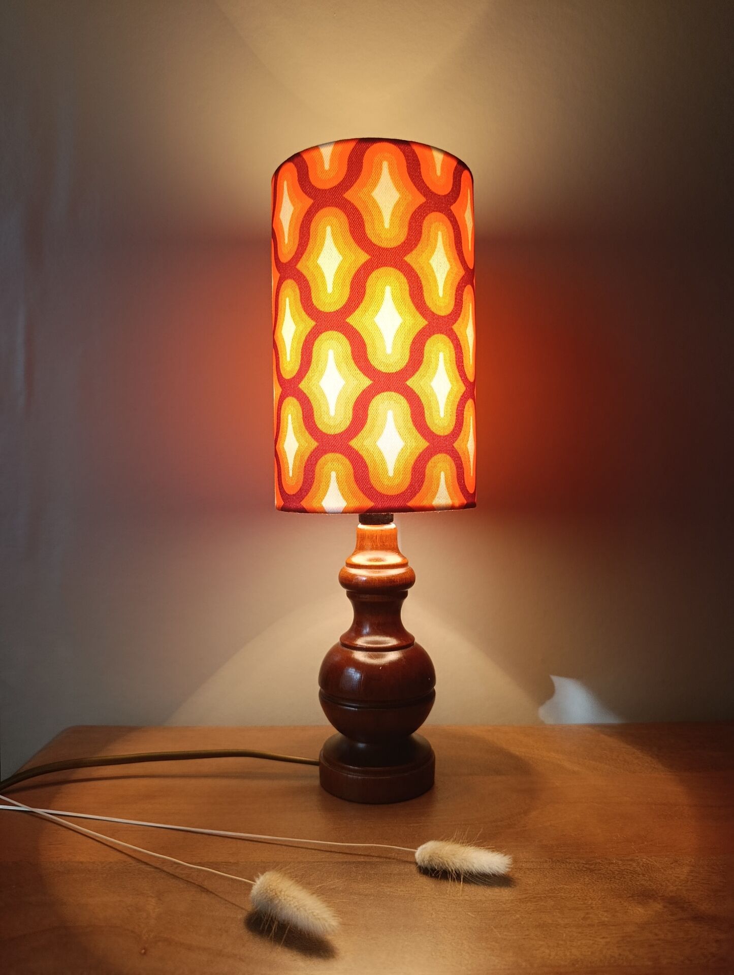 Vintage table lamp wood & seventies graphic print