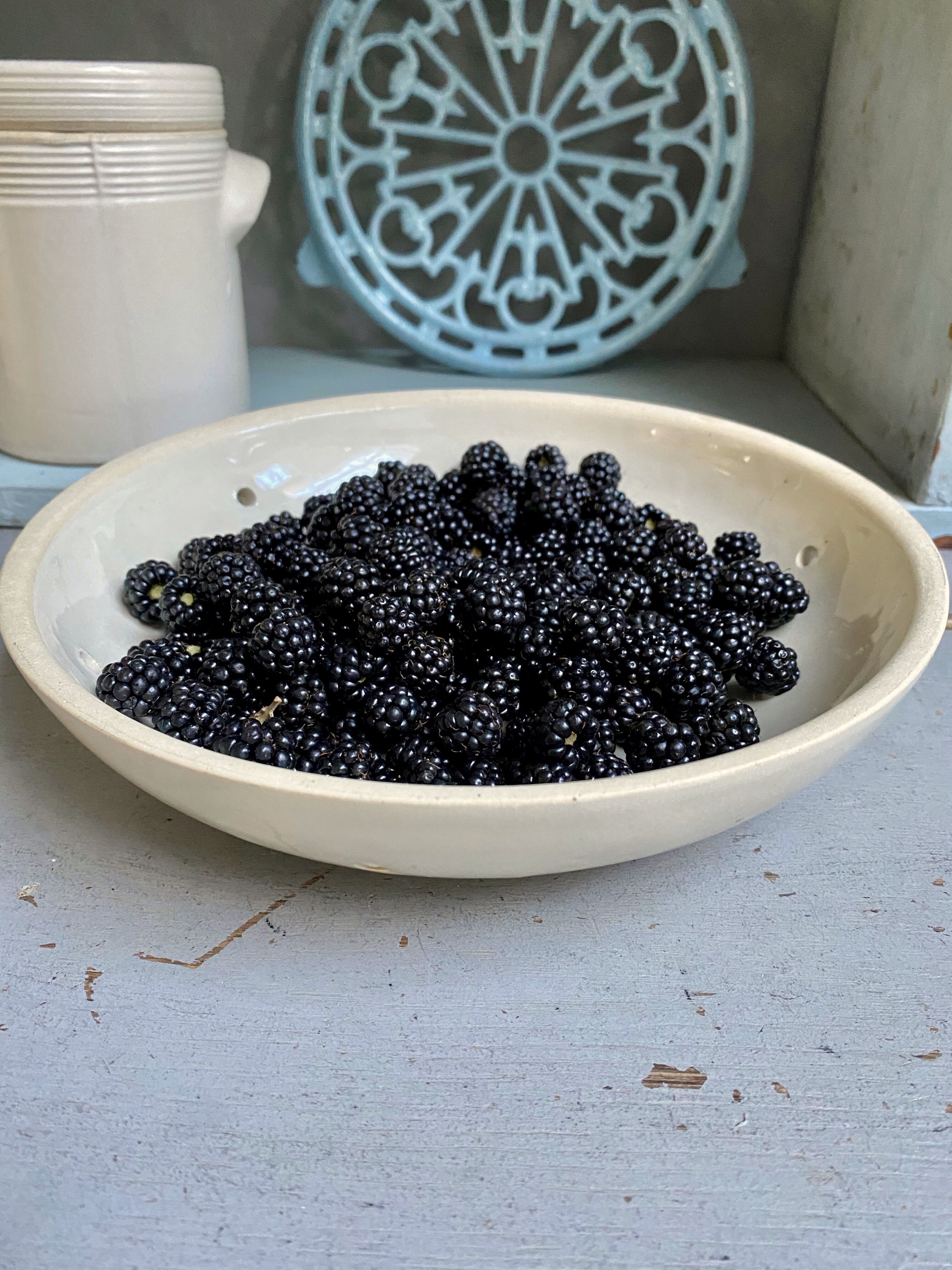 Fruit drainer in glazed stoneware