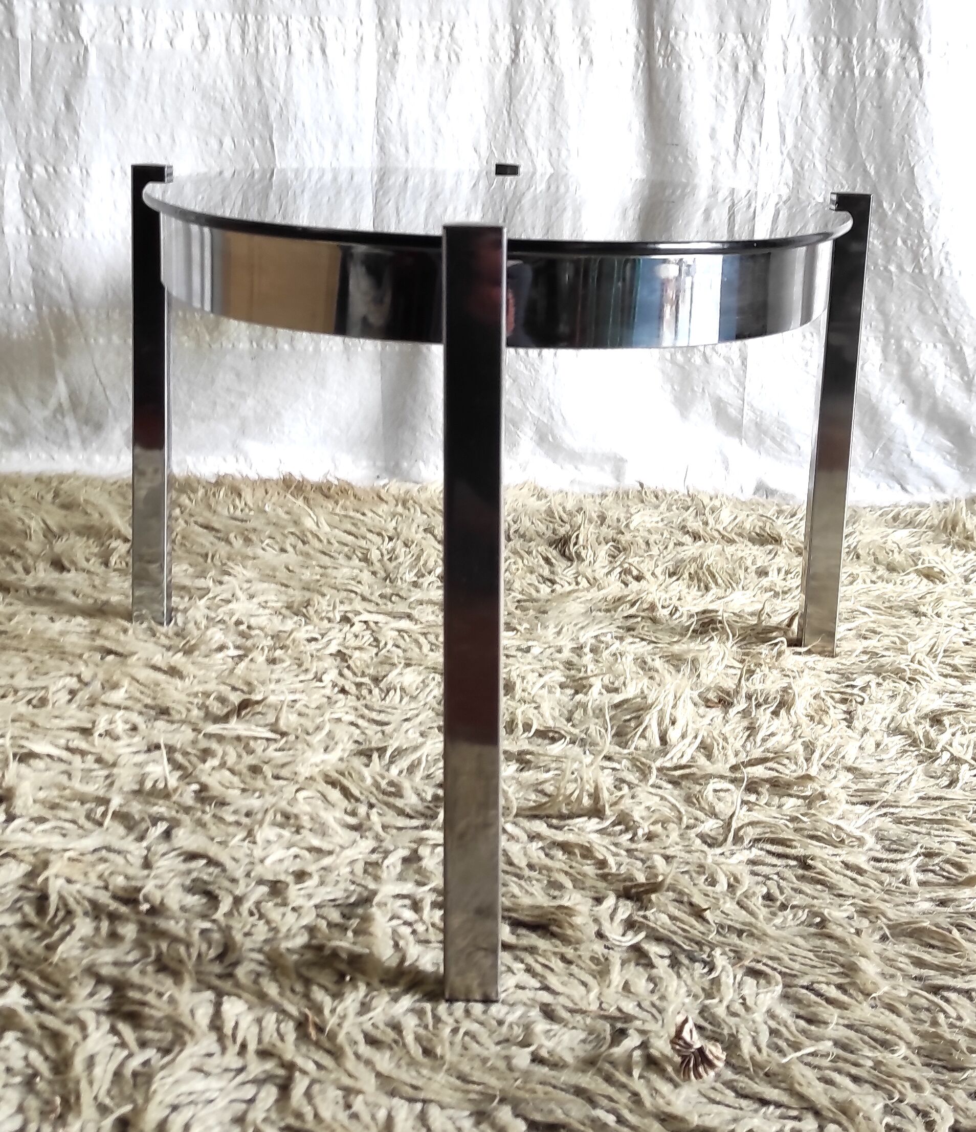 Table basse de forme élyptique en metal chomé et verre fumé, années 70