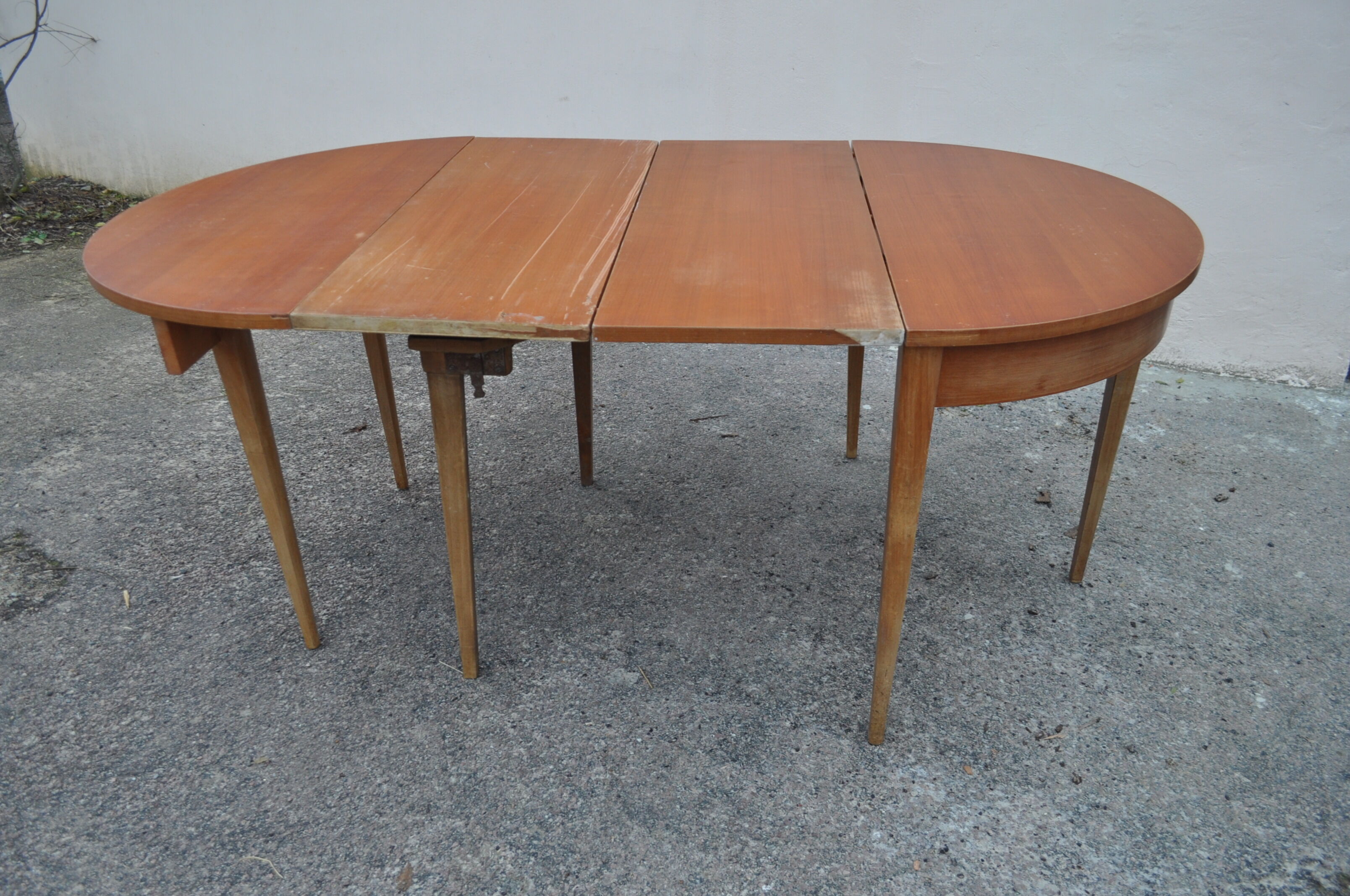 Modular scandinavian table