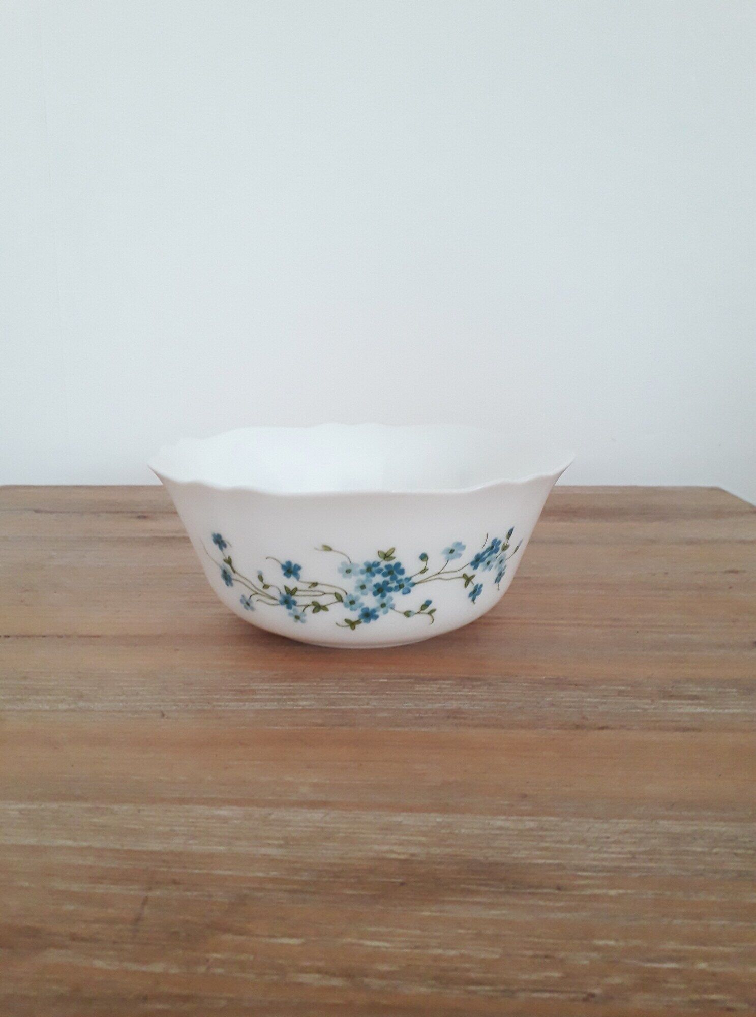 Vintage salad bowl arcopal france - model véronica myosotis - 1970