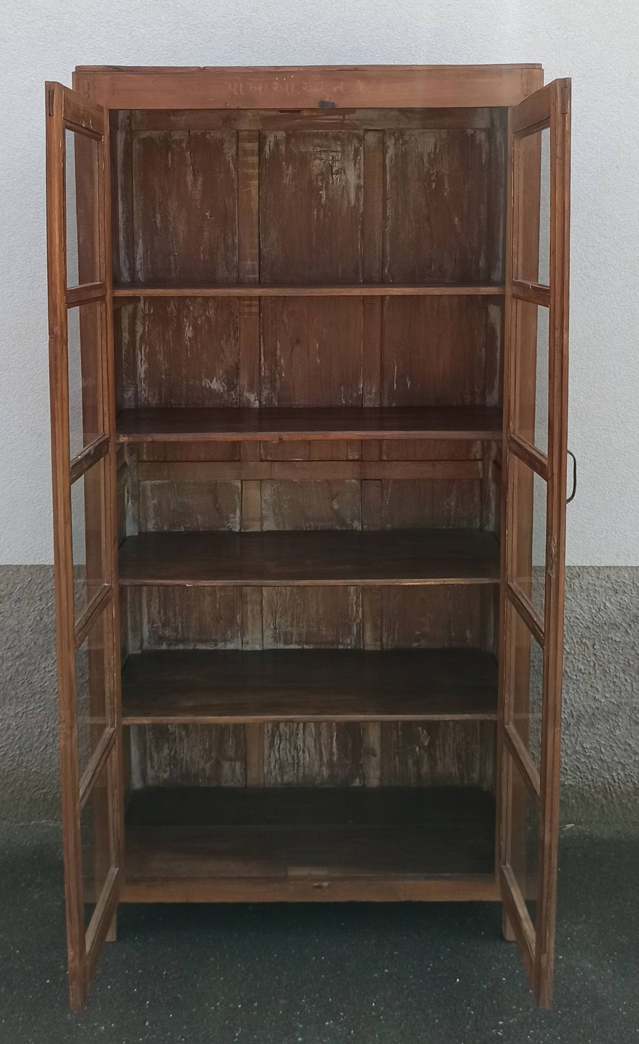 Armoire vitrée en bois