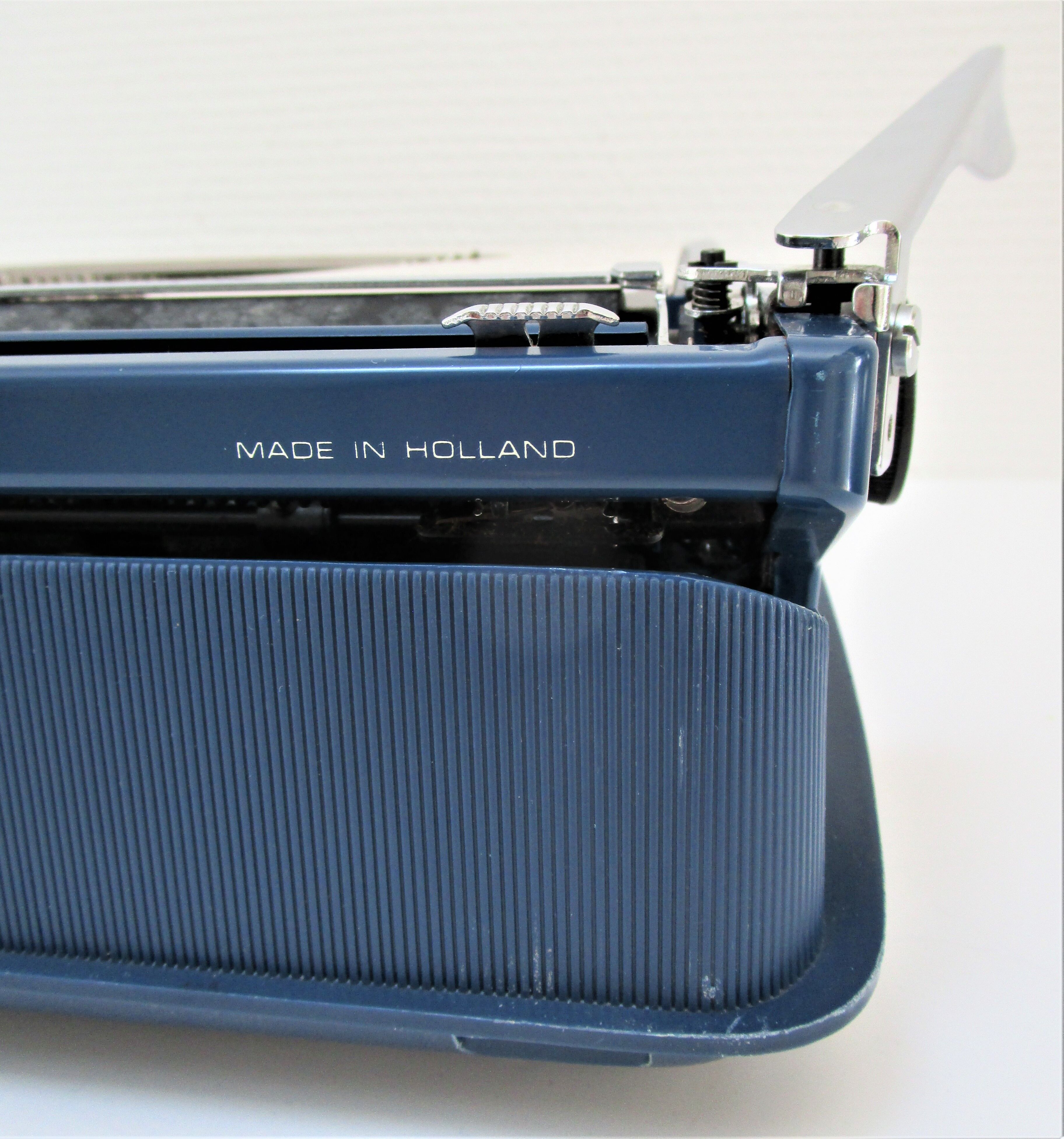 typewriter Remington Sperry rand Envoy III blue and white 70s