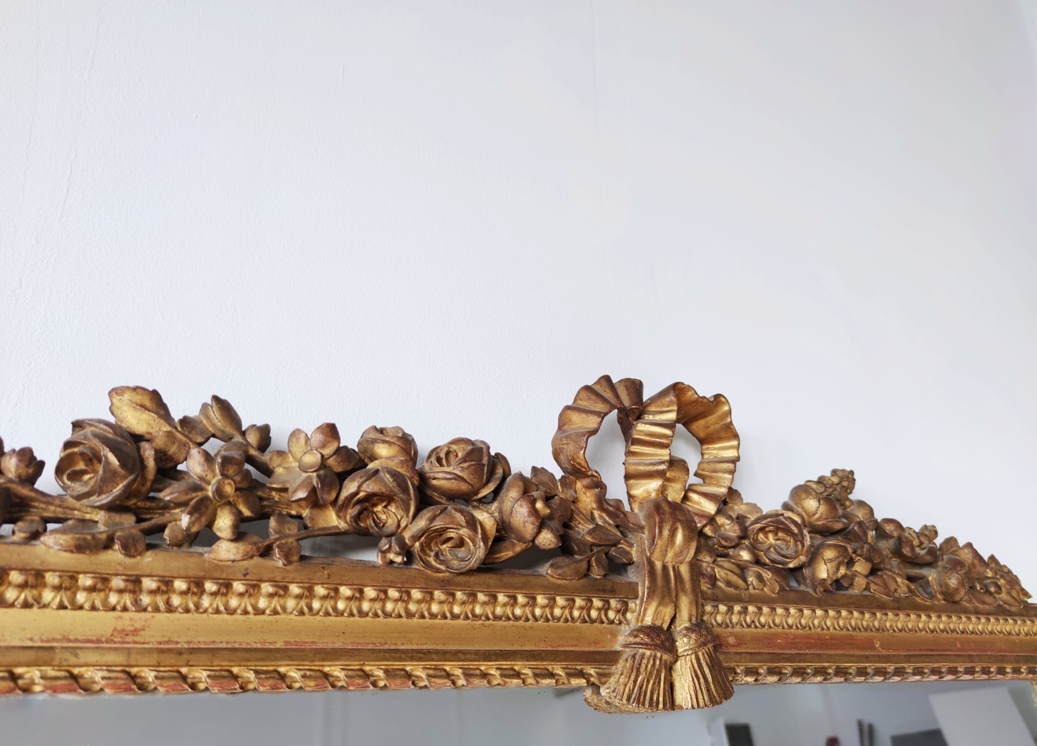 Miroir de cheminée en bois doré à décor de nœud et de roses H : 164 cm
