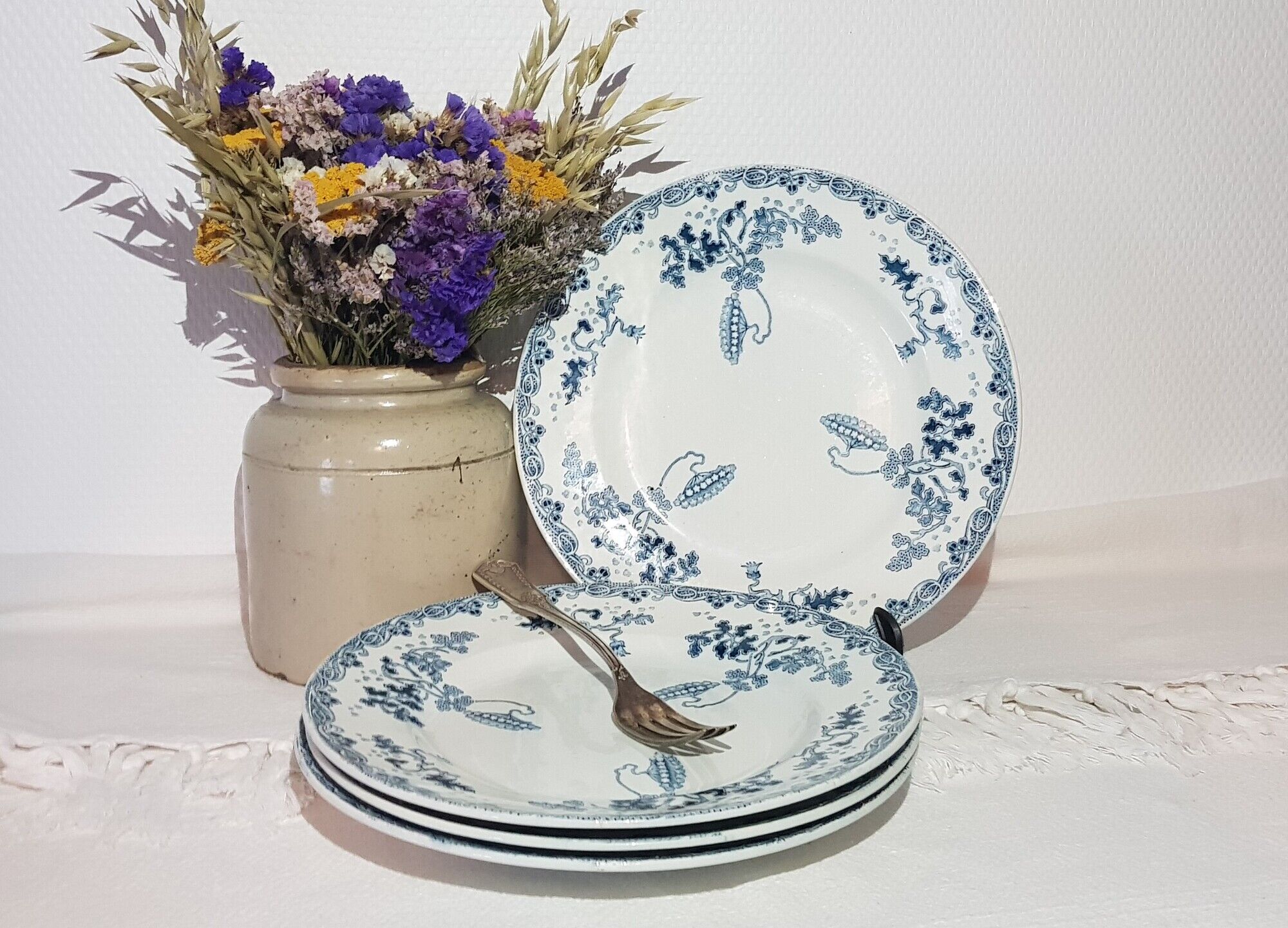Lot 4 flat plates in Earthenware of St Amand and Hamage model Modern-Style, iron earth.