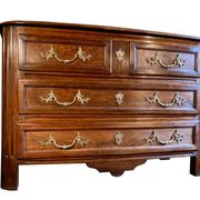 Commode en noyer Régence poignées aux chinois XVIIIe siècle