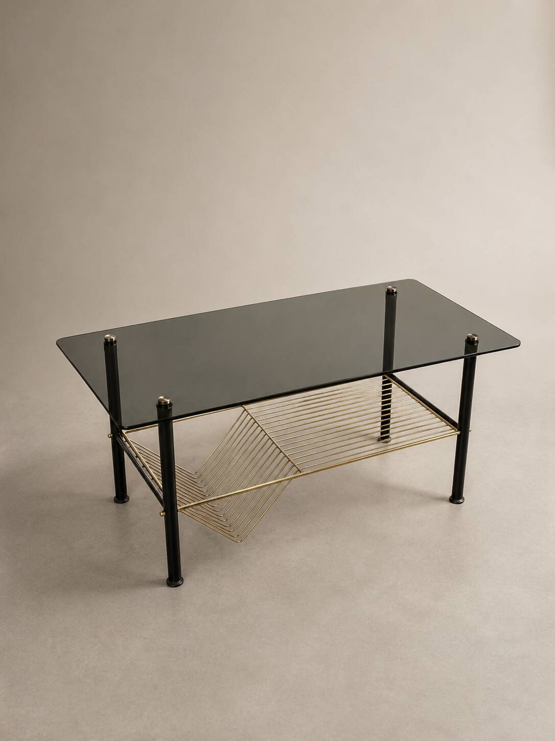 Table basse vintage verre fumé, métal noir et laiton — années 70