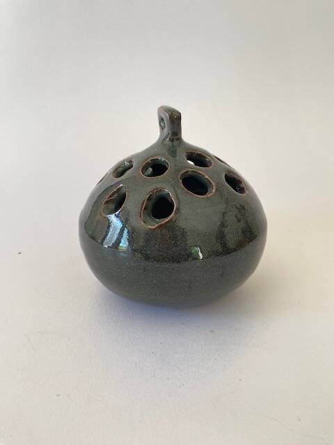 Vase pique fleurs, céramique signée