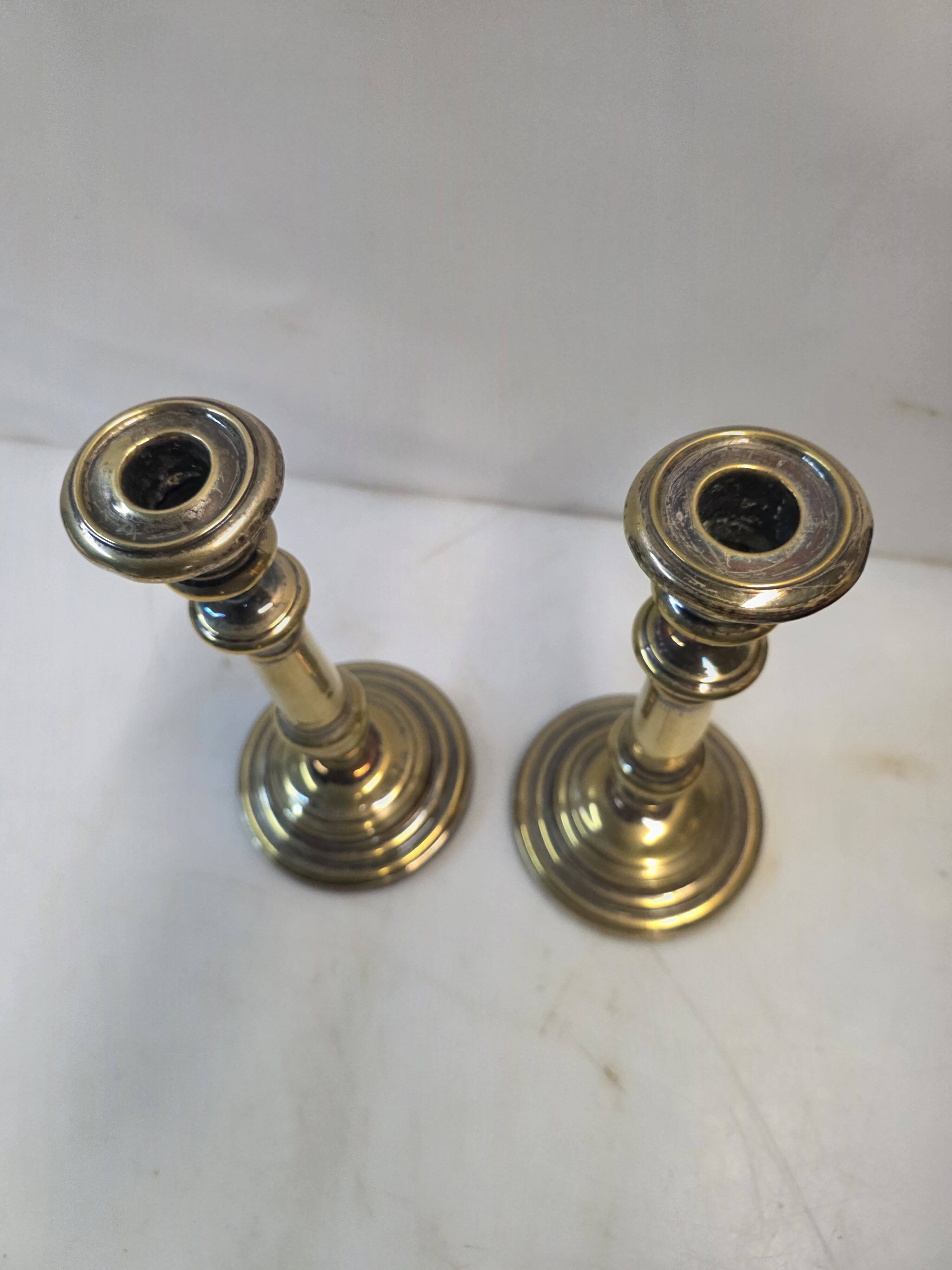 Paire de bougeoirs anciens en laiton