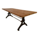 Grande table à manger de style industriel