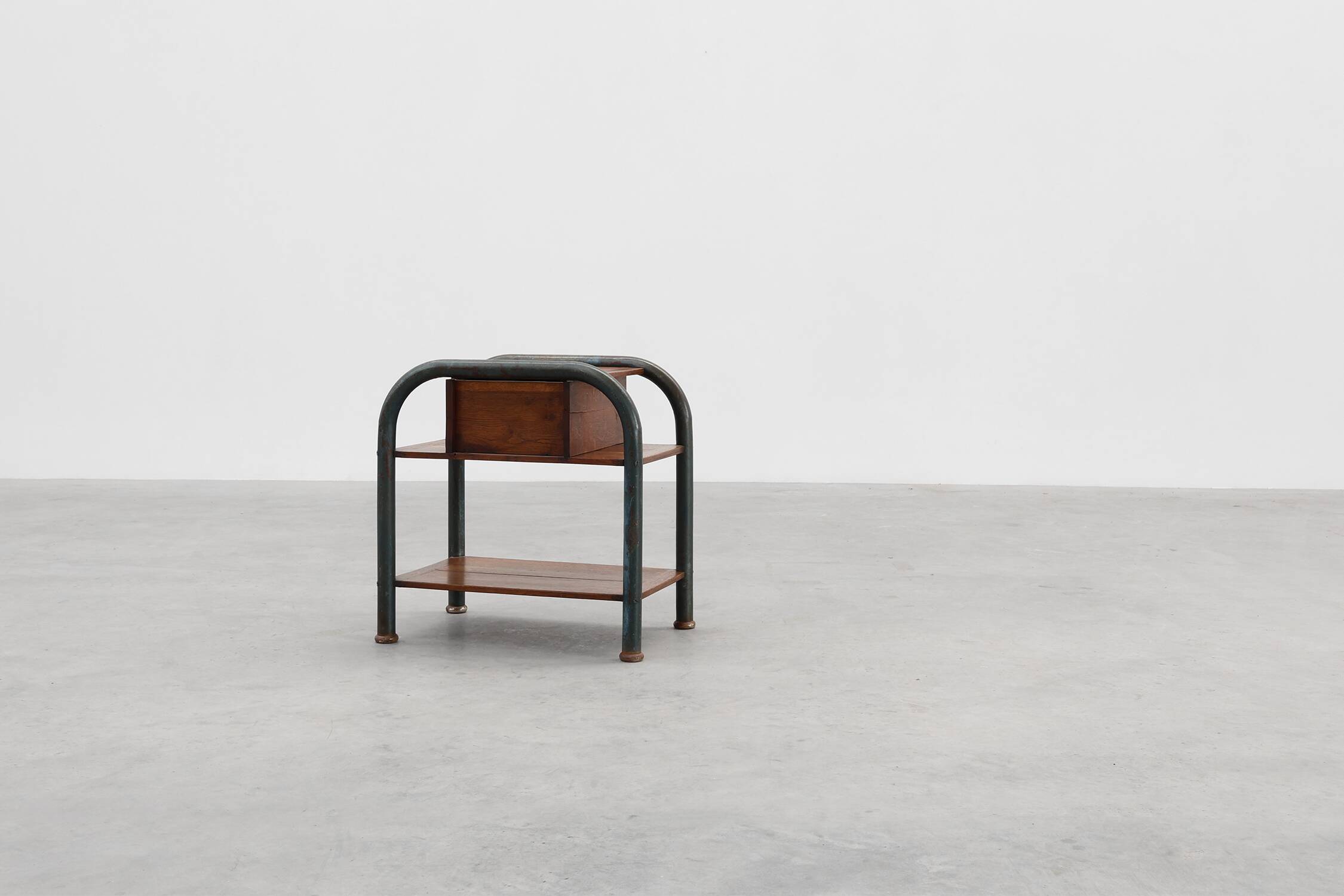 Table d'appoint ou table de chevet industrielle, Belgique vers 1910