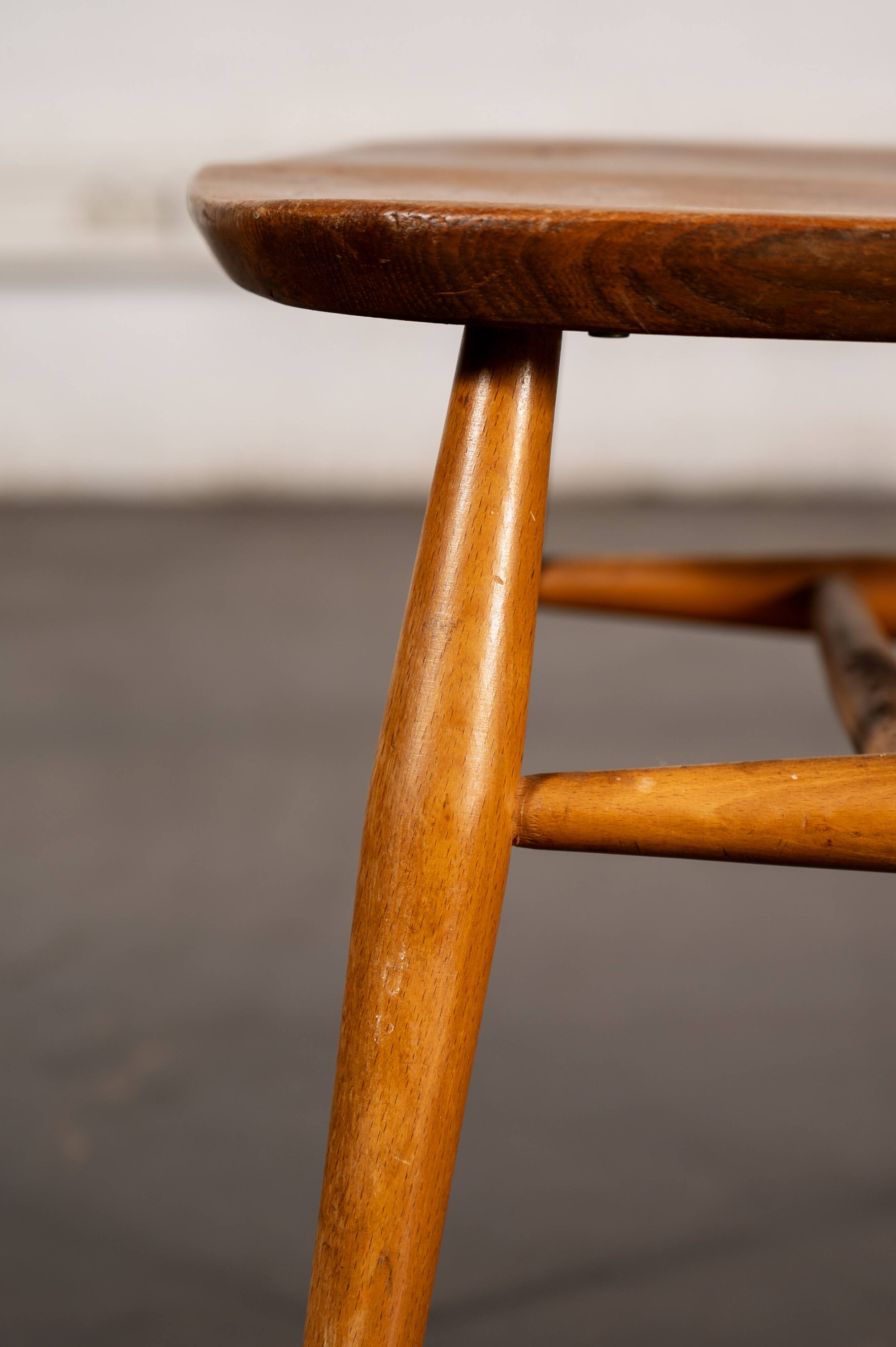 Set of 2 Windsor chairs with armrests.