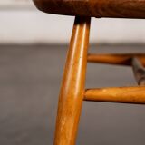 Set of 2 Windsor chairs with armrests.