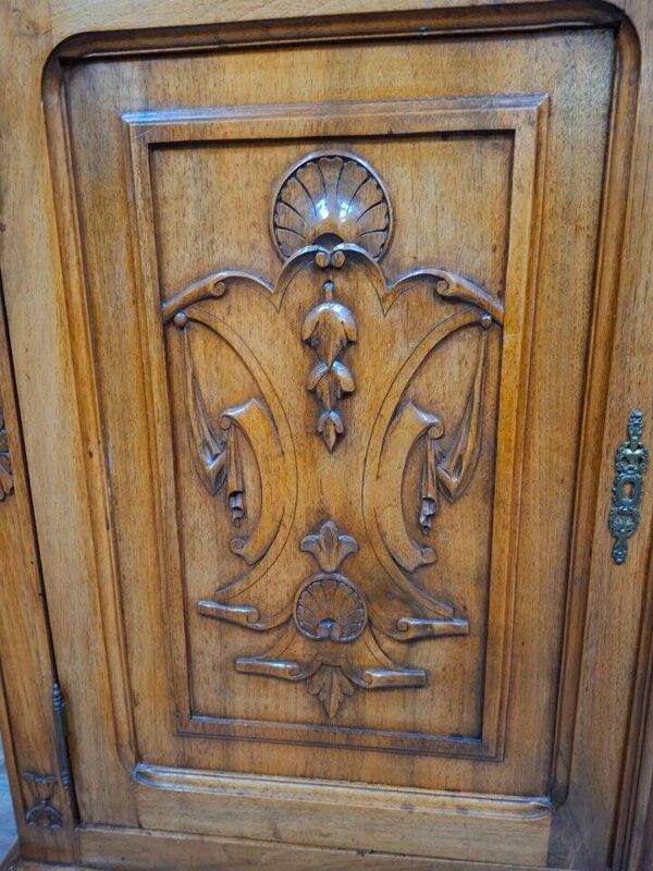 buffet deux corps ancien en noyer plein de charme et de caractère.