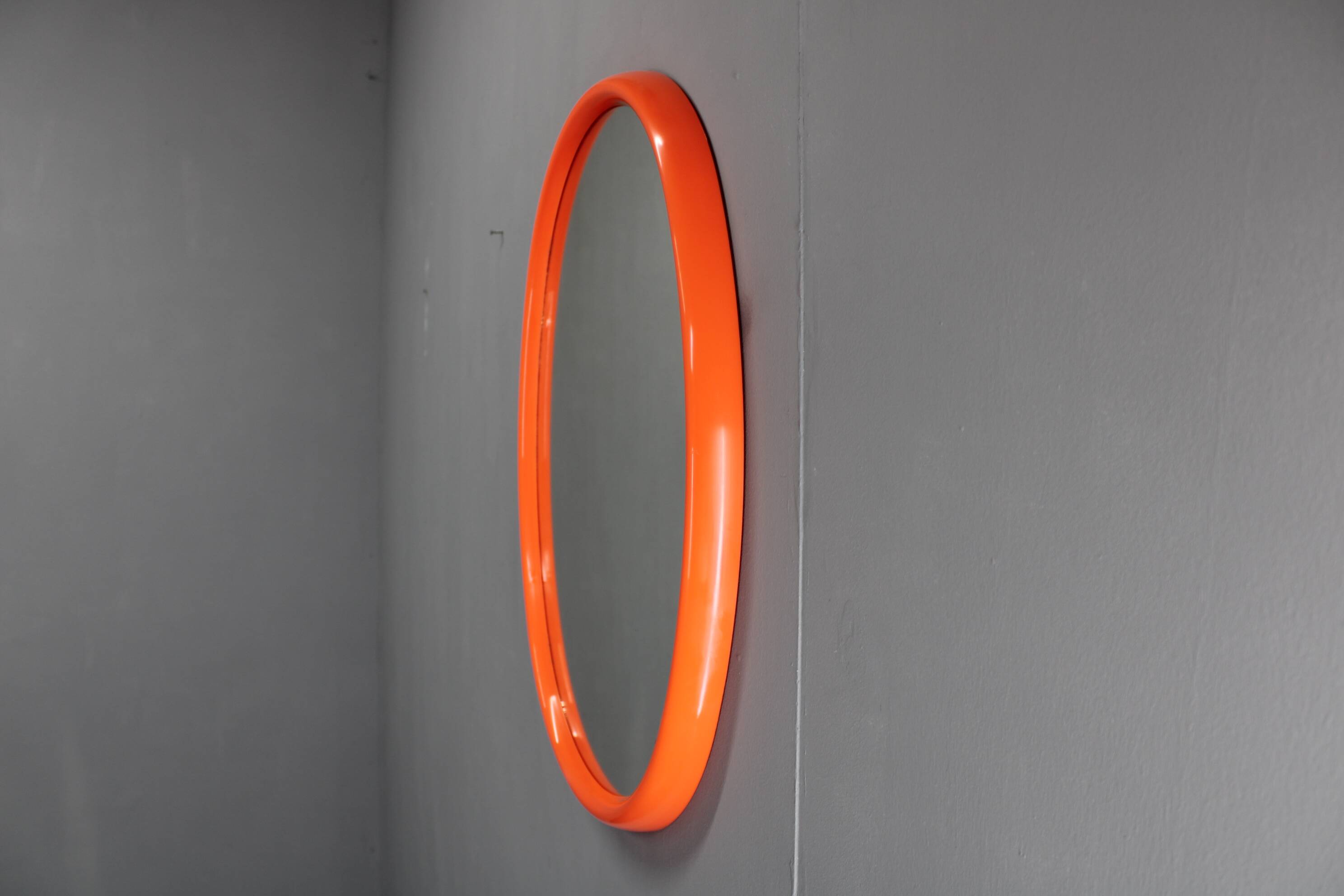 Miroir ovale italien des années 1970, cadre en plastique orange