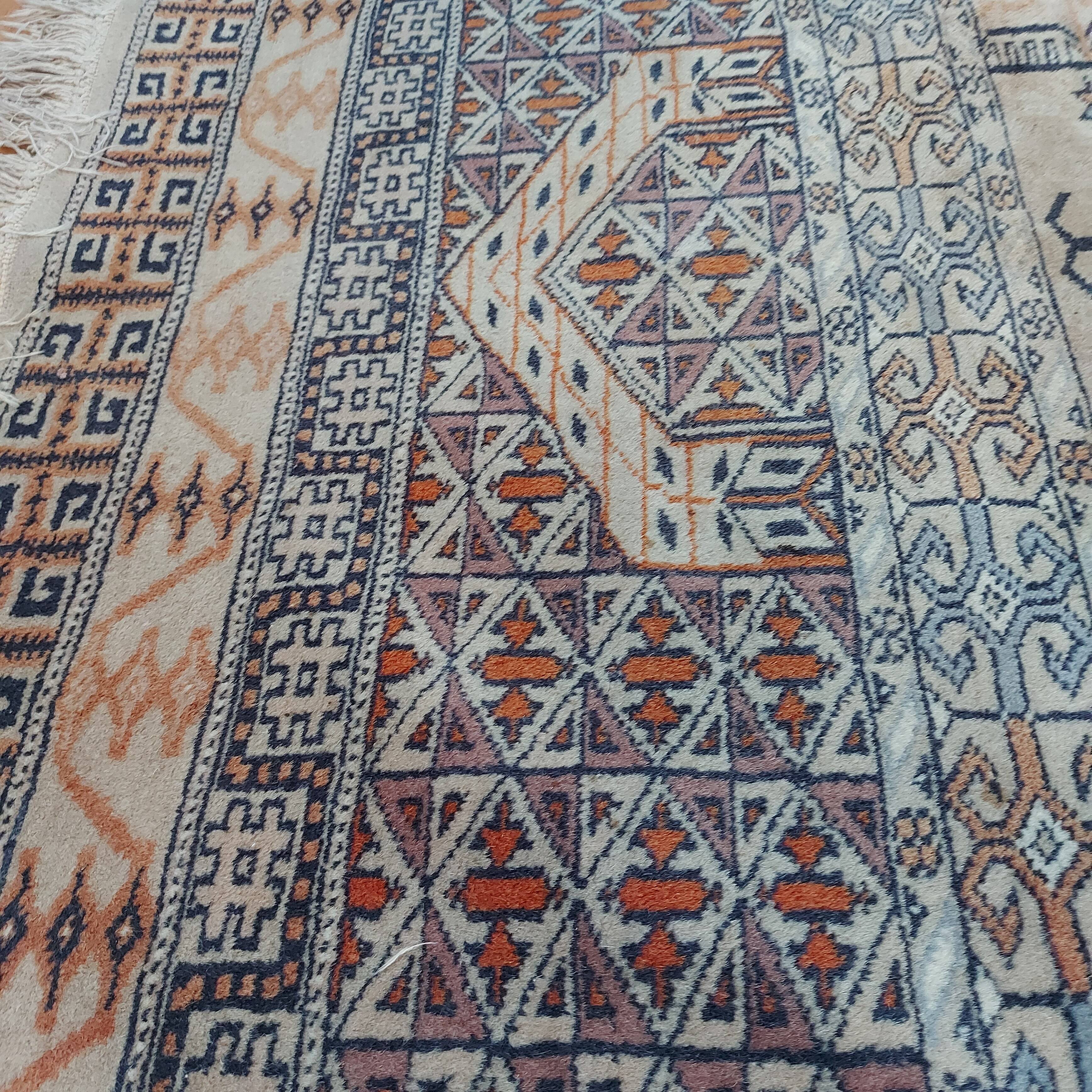 Oriental carpet 100% handmade, origin Pakistan.