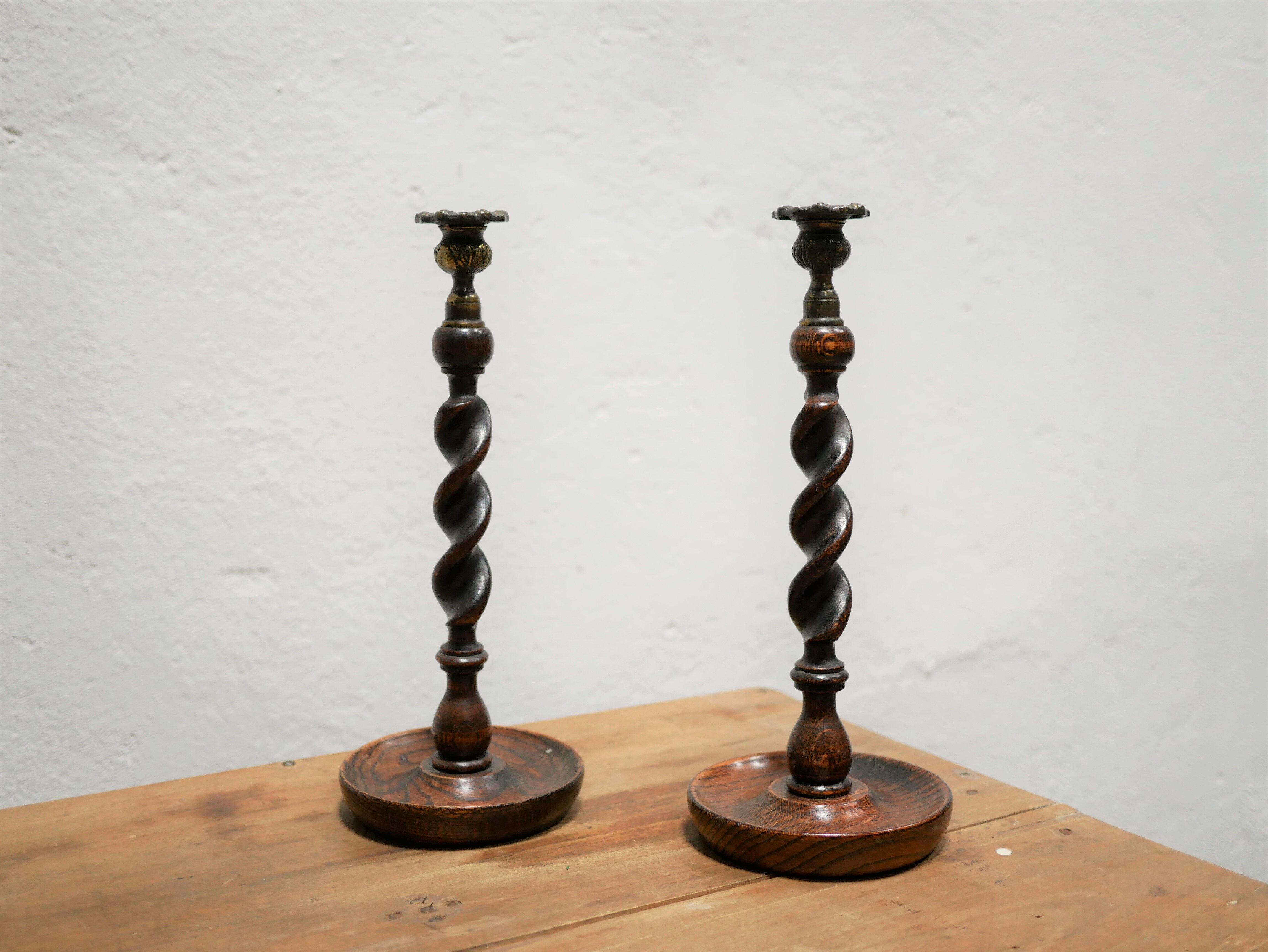 Paire de bougeoirs anciens en bois et bronze