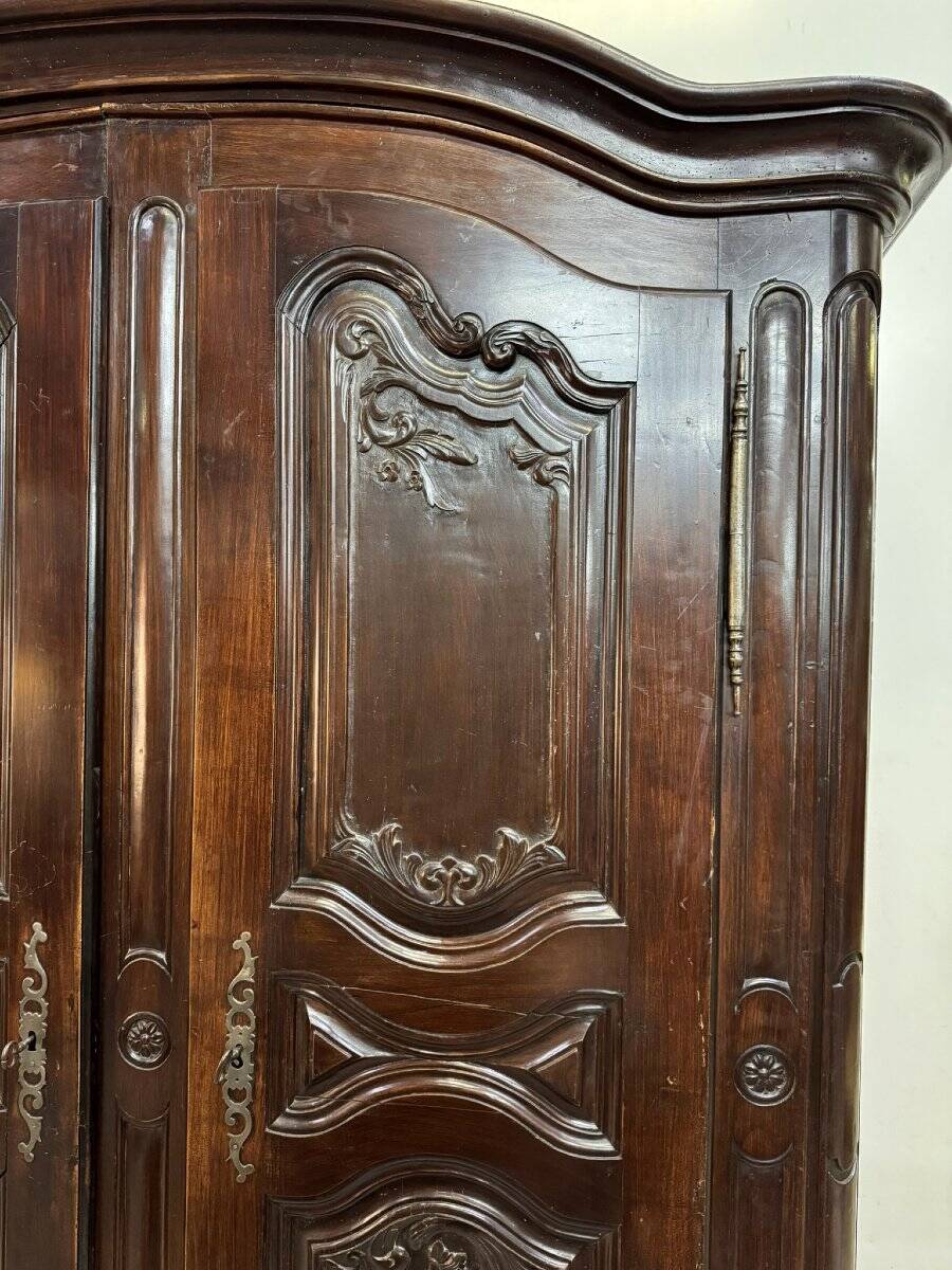Alsatian wardrobe from the Louis XIII period in solid walnut.
