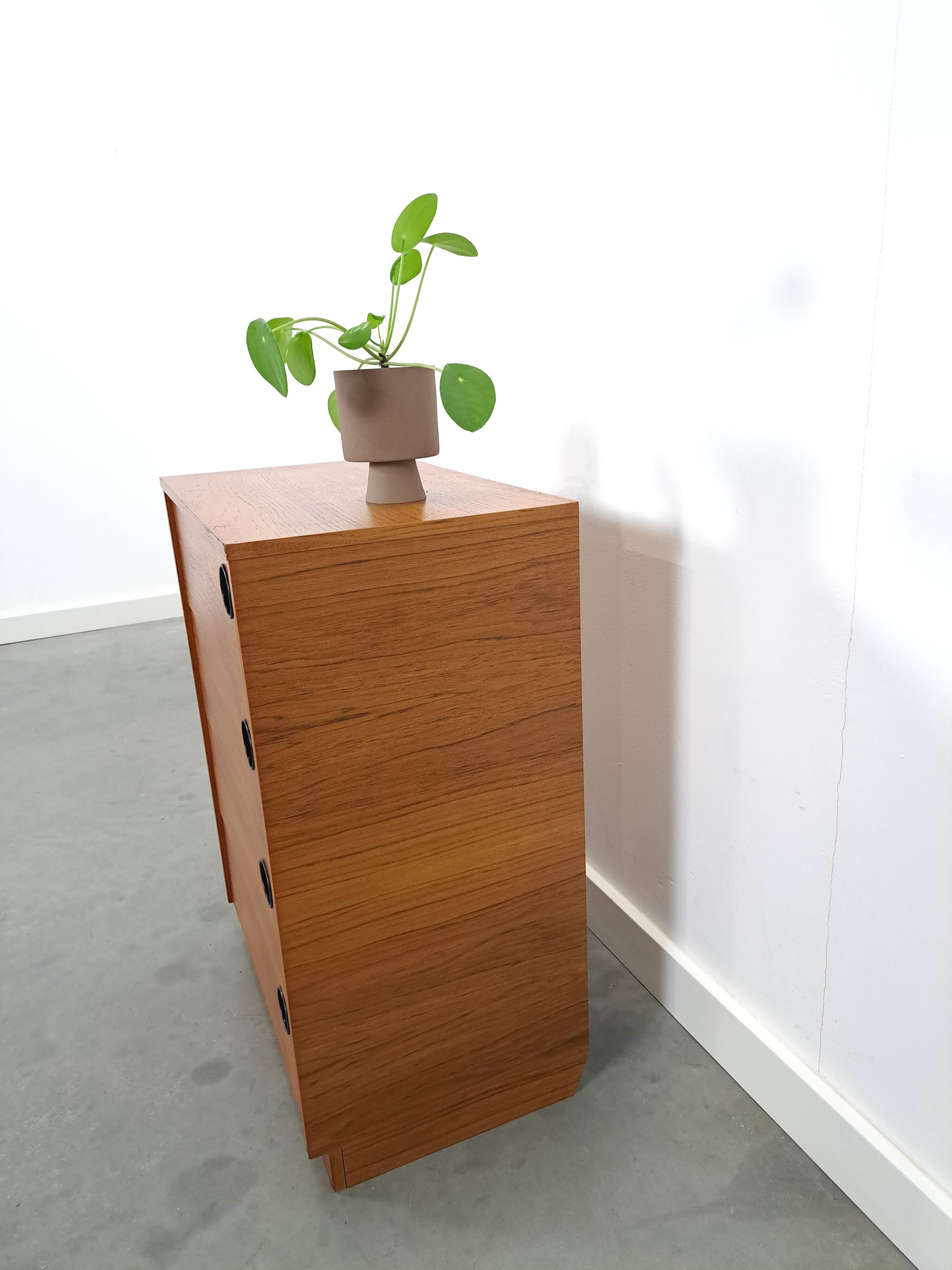 Schoenenkast met zwarte ronde grepen, nr. 1