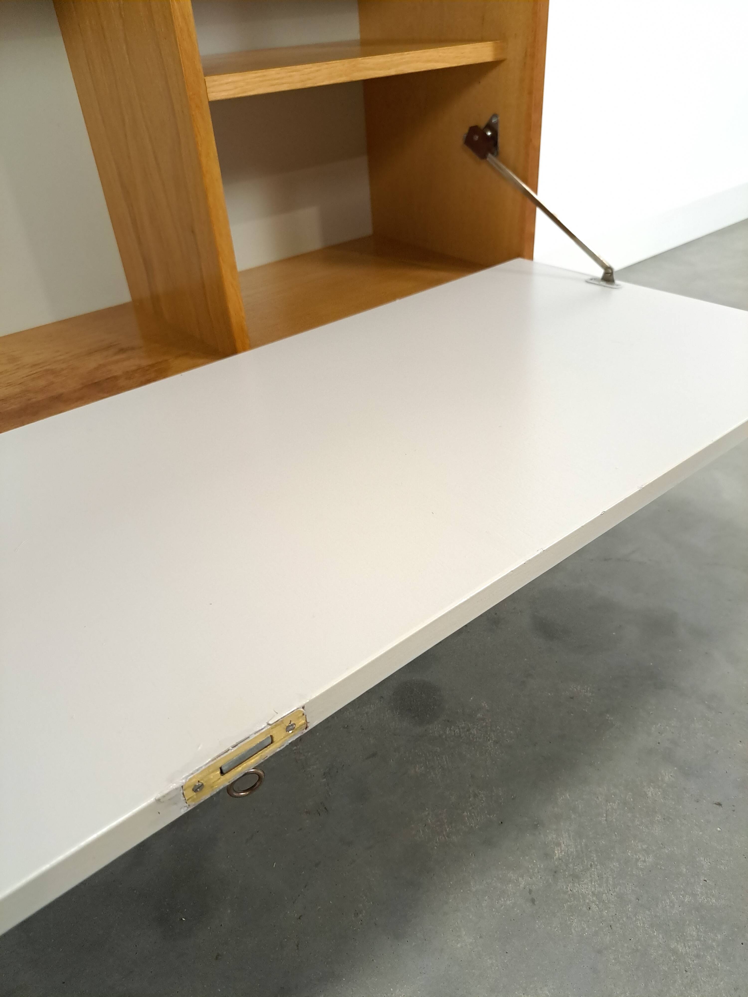 Deens Domino Mobler kast met klepdeur