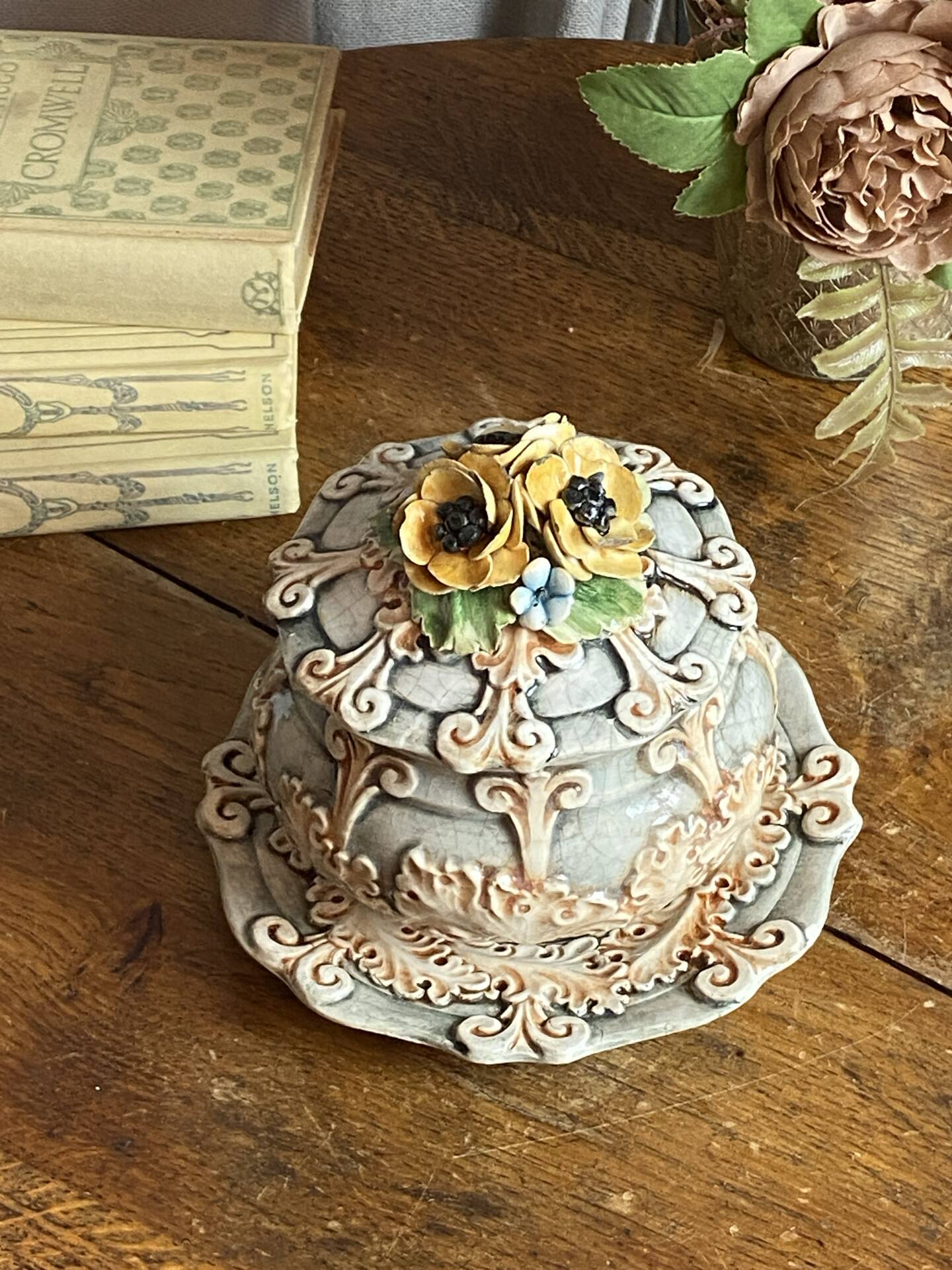 Bonbonnière in slipware