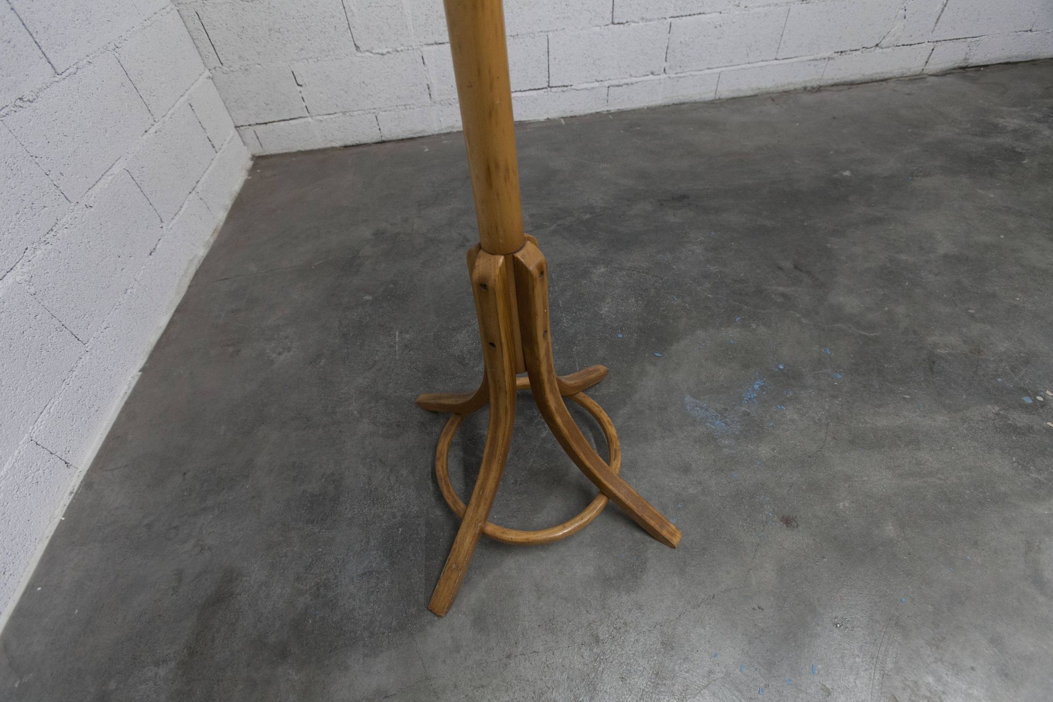 Baumann honey-colored parrot coat rack, 1970