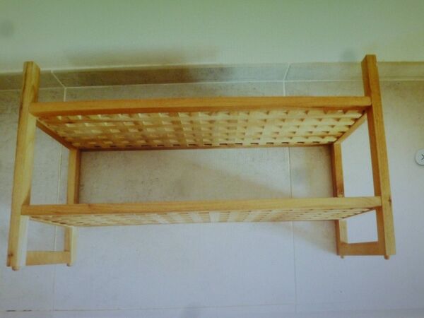 Table basse de salon en bois avec étagères ajourées, porte-plantes jardin.