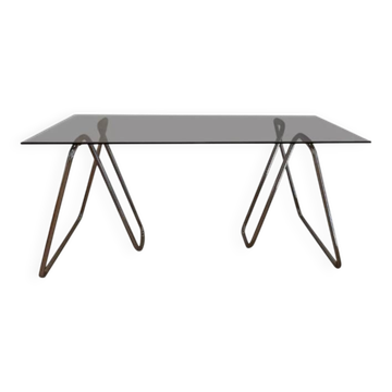 Bureau en verre fumé et sur trétaux tubulaires en chrome design 1970