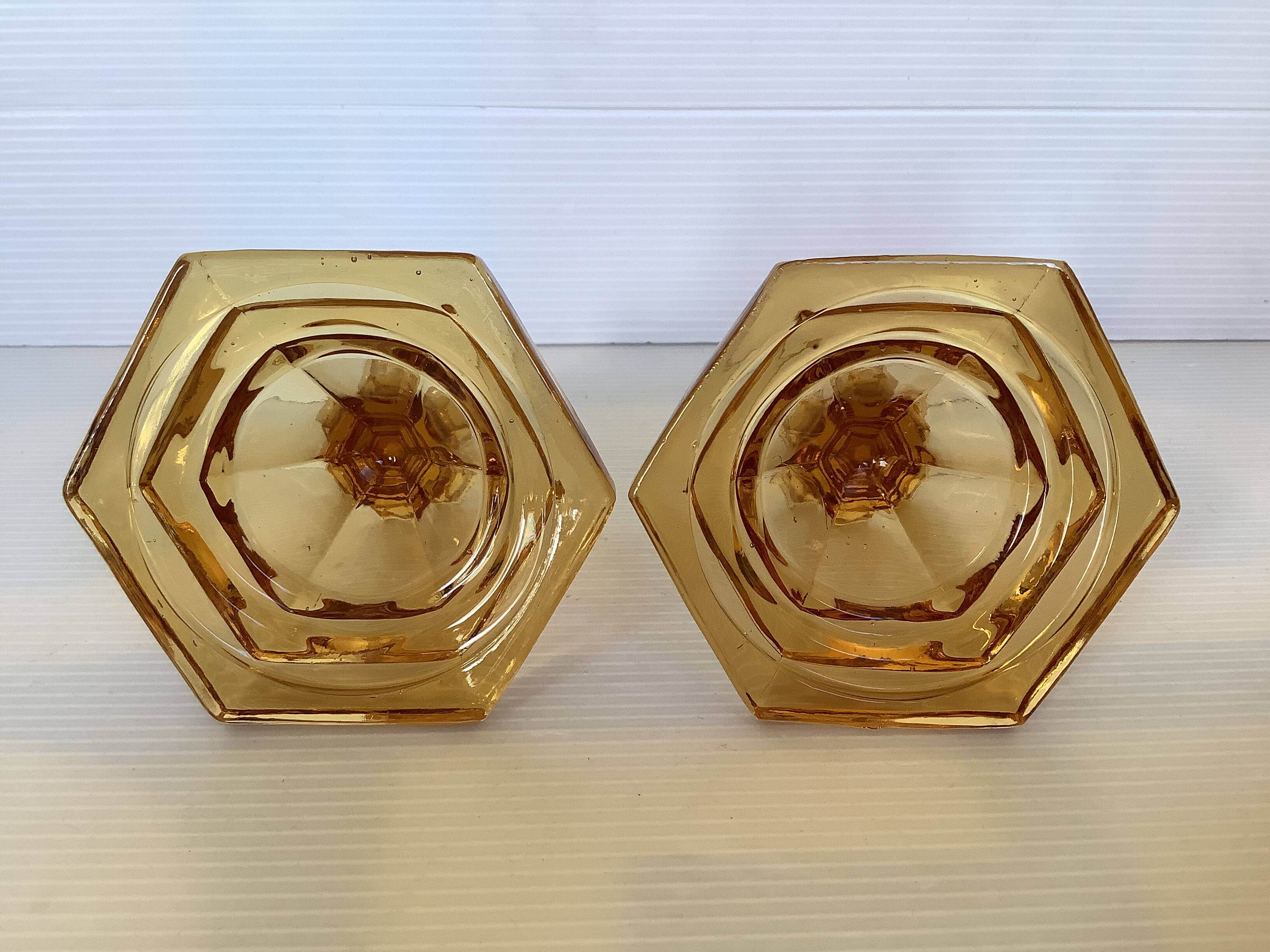 Paire de bougeoirs verre moulé jaune