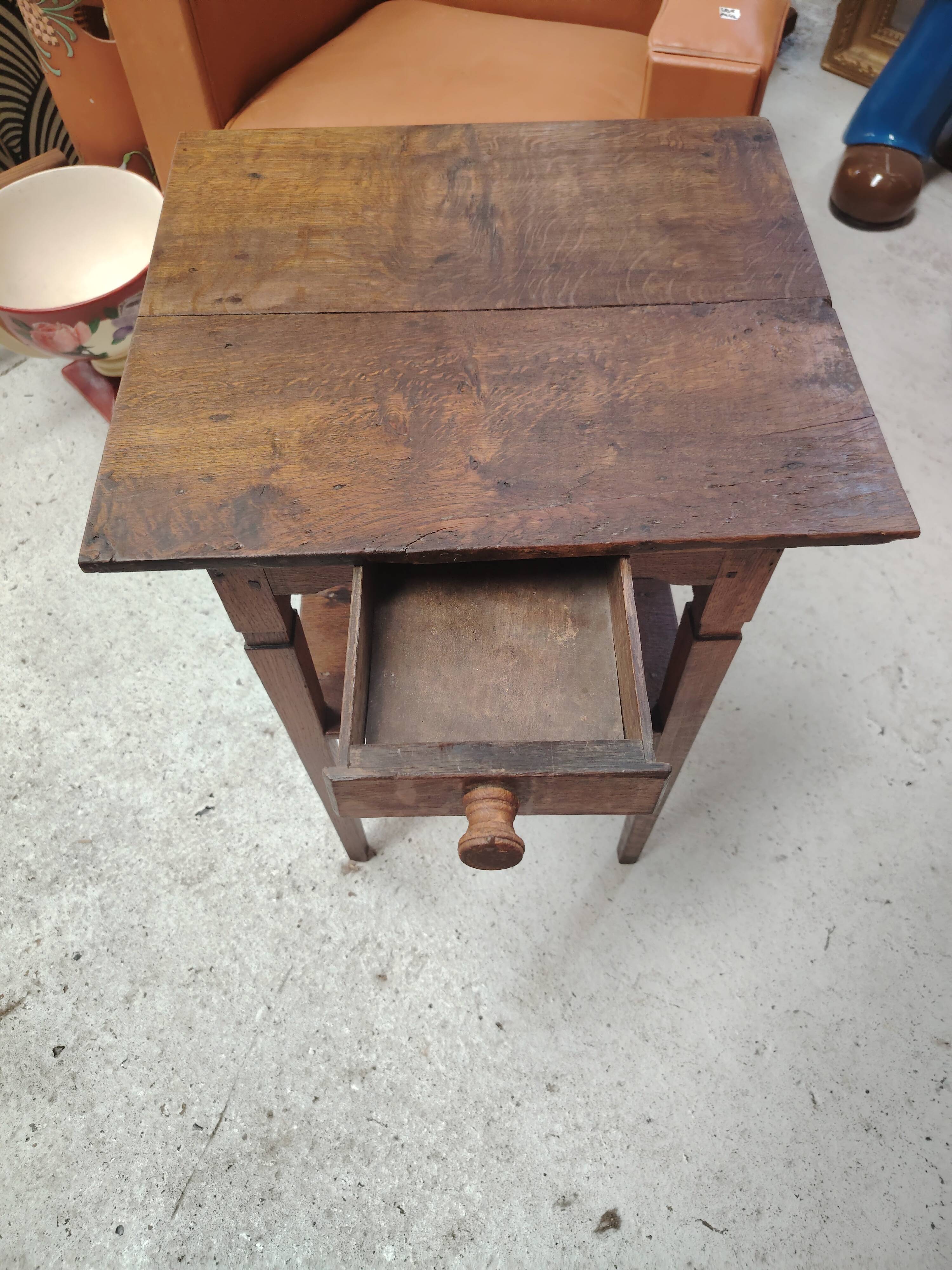 Petite table d'appoint rustique en chêne massif avec tiroir début XXe
