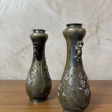 Paire de vases en bronze - Motifs asiatiques en relief en cuivre