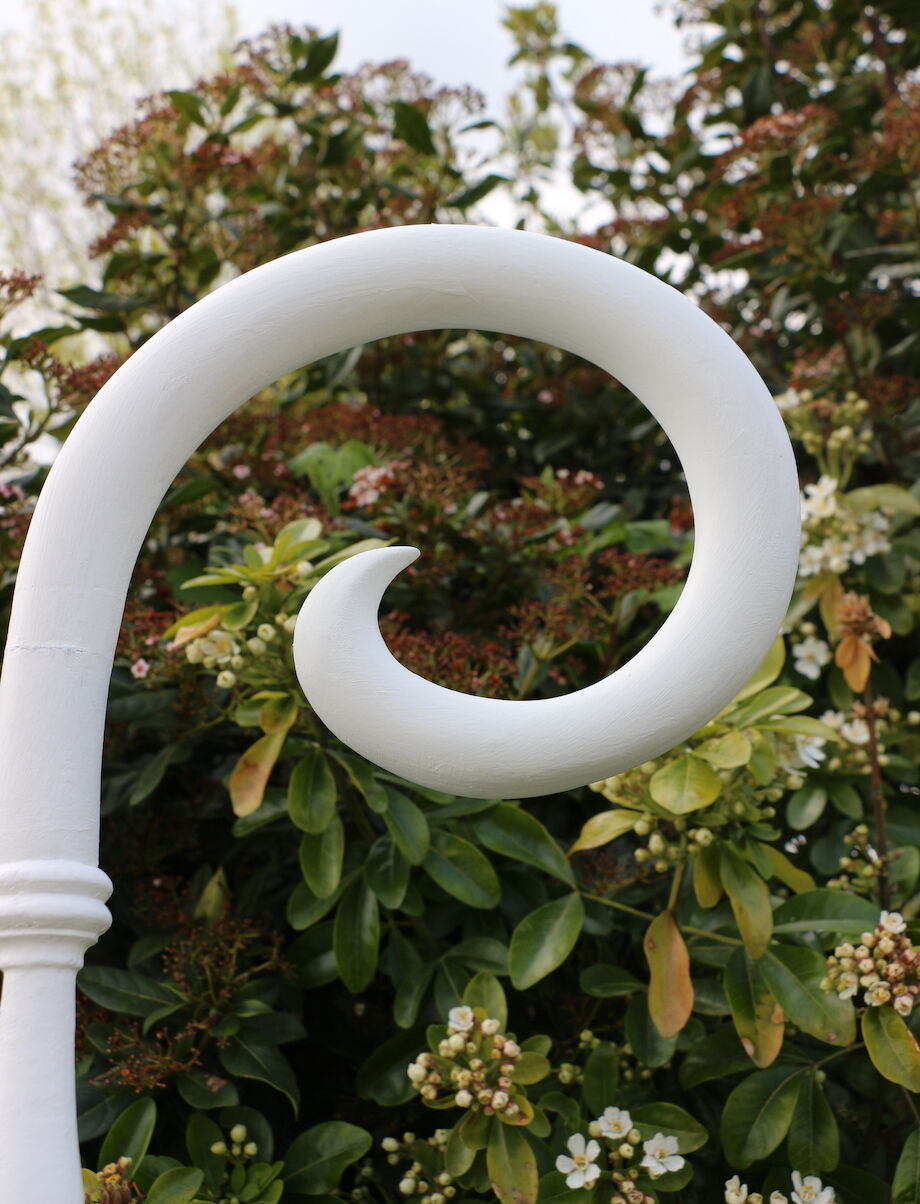 White wooden bercelonnette