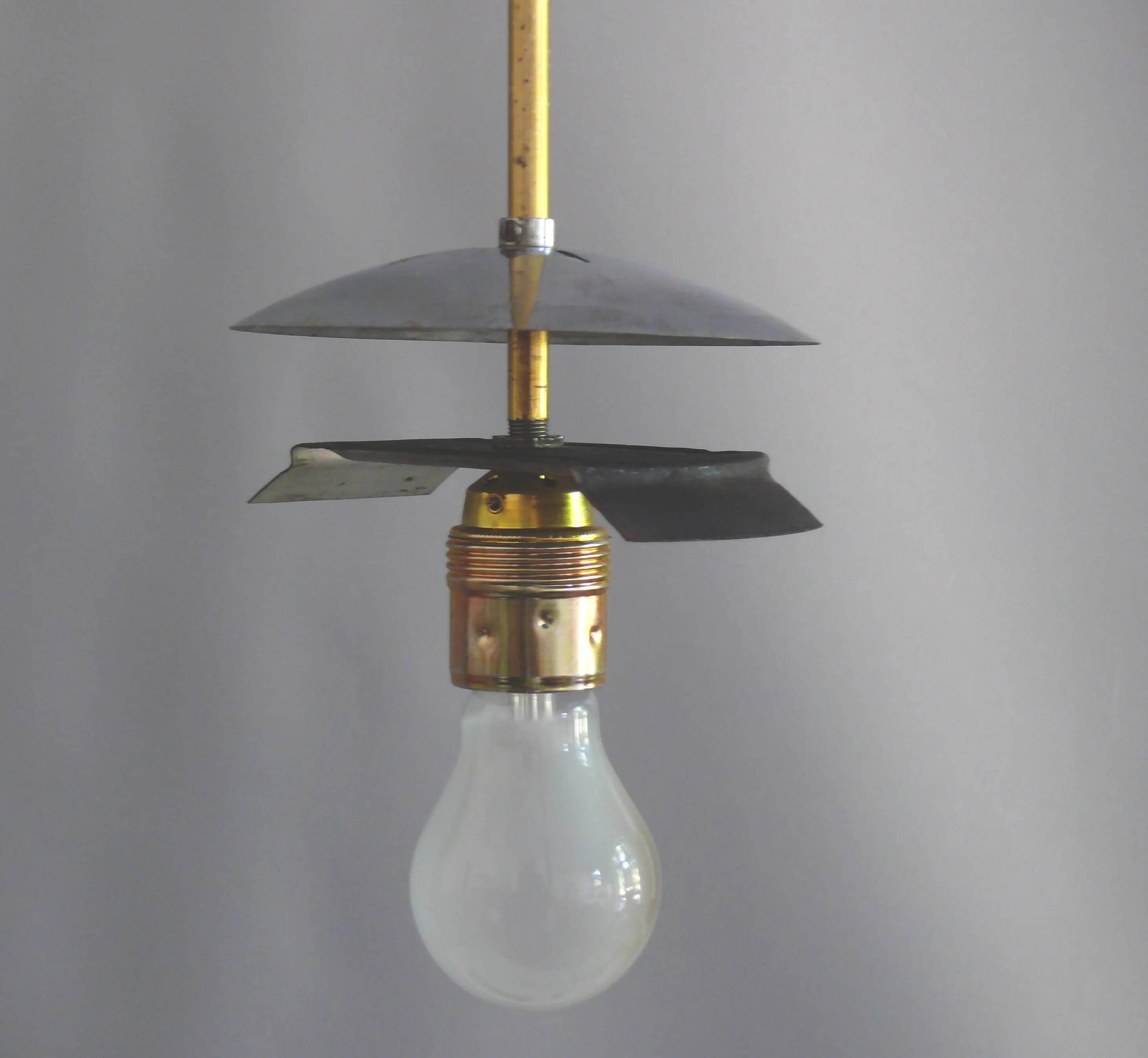 Une paire de grandes lampes sphériques Art Déco avec abat-jour en verre opale et douilles chromées - Bauhaus - 1930-1940