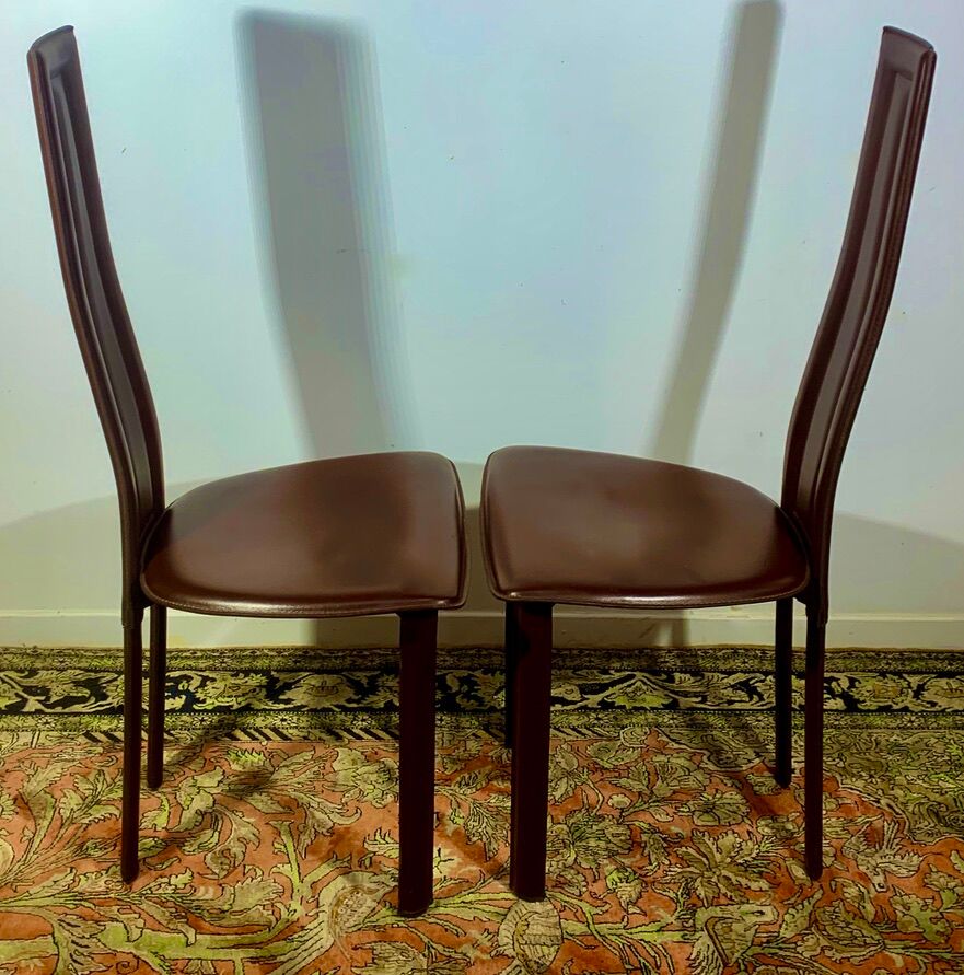 2 chaises total cuir estampillées dad