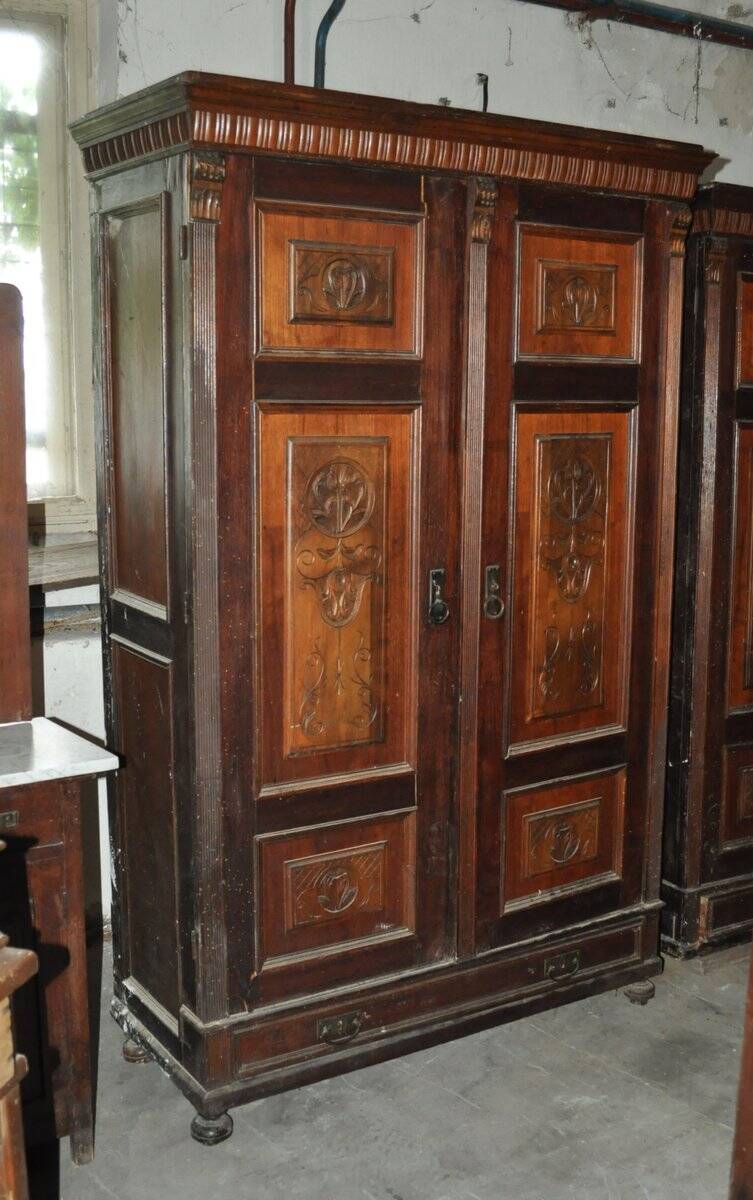Hungarian wardrobe in carved brown wood from the late 19th century, with 2 doors and a lower drawer.