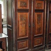 Hungarian wardrobe in carved brown wood from the late 19th century, with 2 doors and a lower drawer.