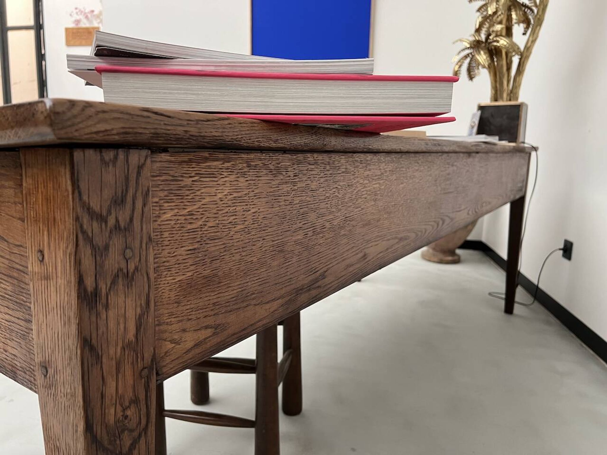 Grande table écritoire des années 40 en chêne massif