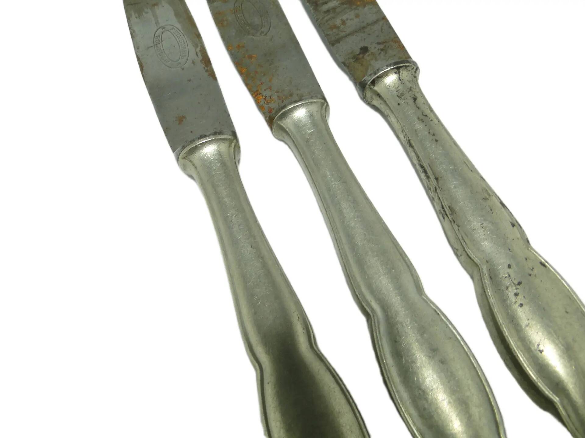 Ensemble de trois couteaux à pain, style mid-century modern, en laiton argenté, Pologne, années 1950.